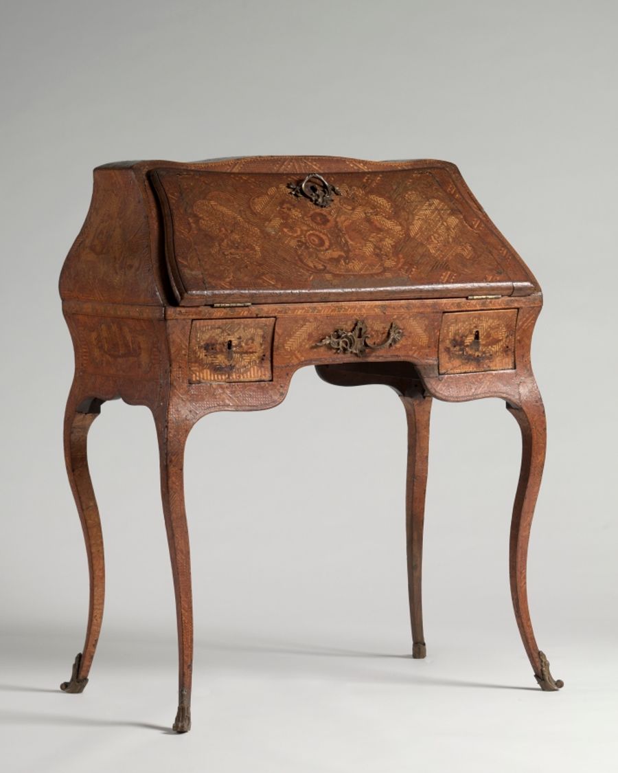 Bureau en chêne et placage, Transition