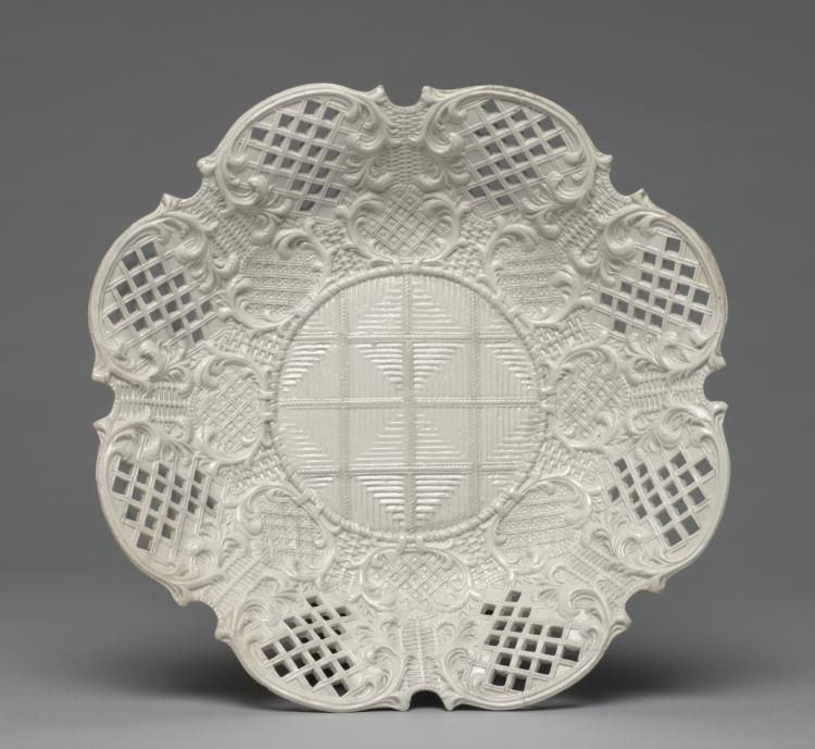 Assiette en grès et pierre, XVIIIe siècle