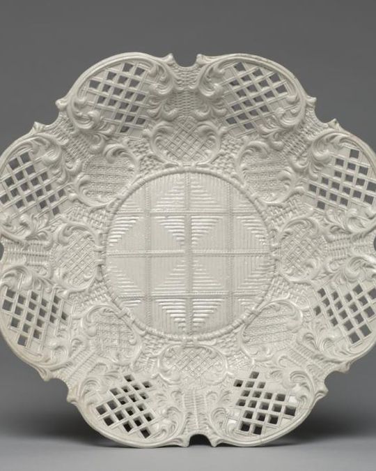 Assiette en grès et pierre, XVIIIe siècle