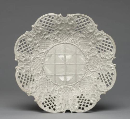 Assiette en grès et pierre, XVIIIe siècle