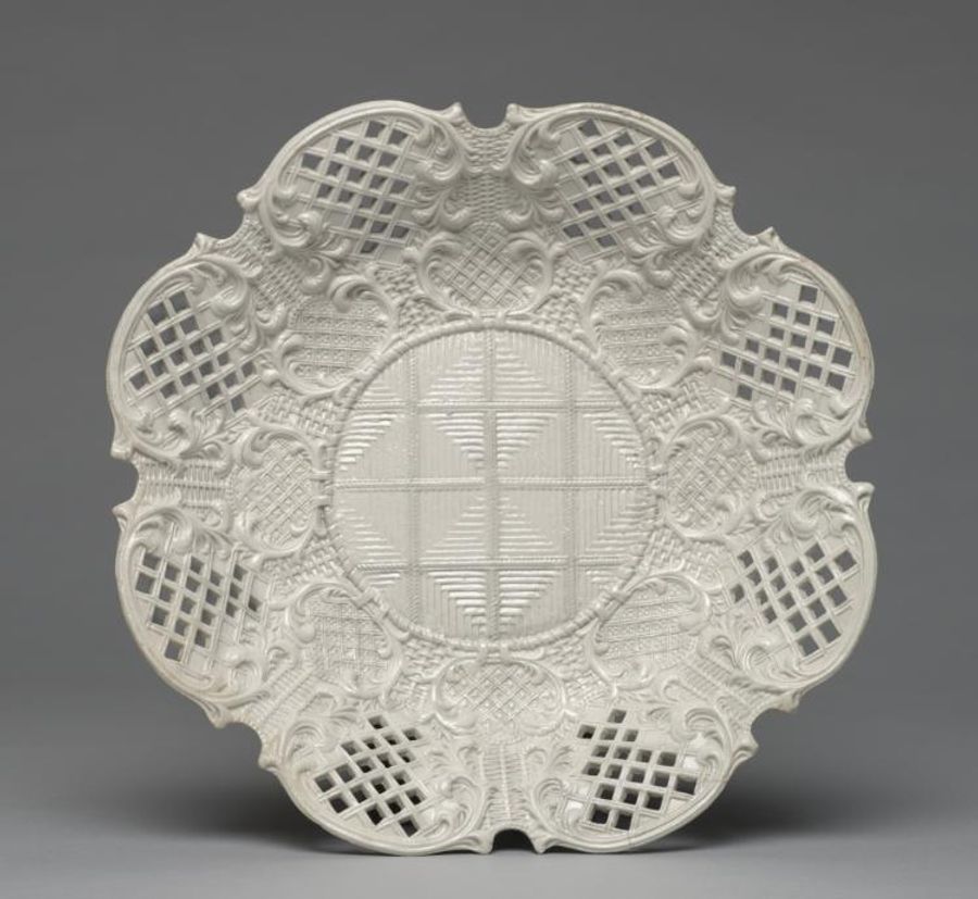 Assiette en grès et pierre, XVIIIe siècle