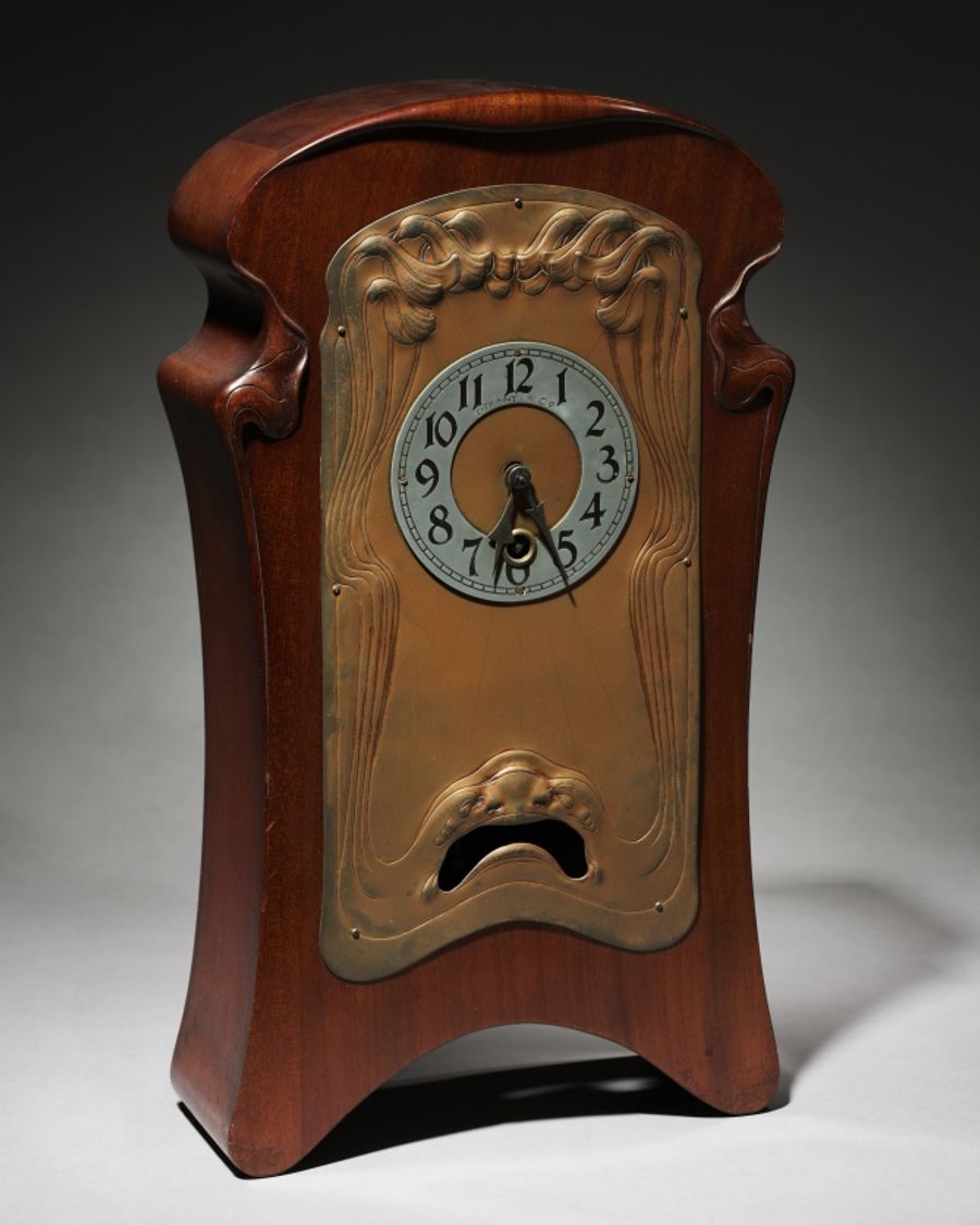 Pendule en acajou et laiton, Art nouveau