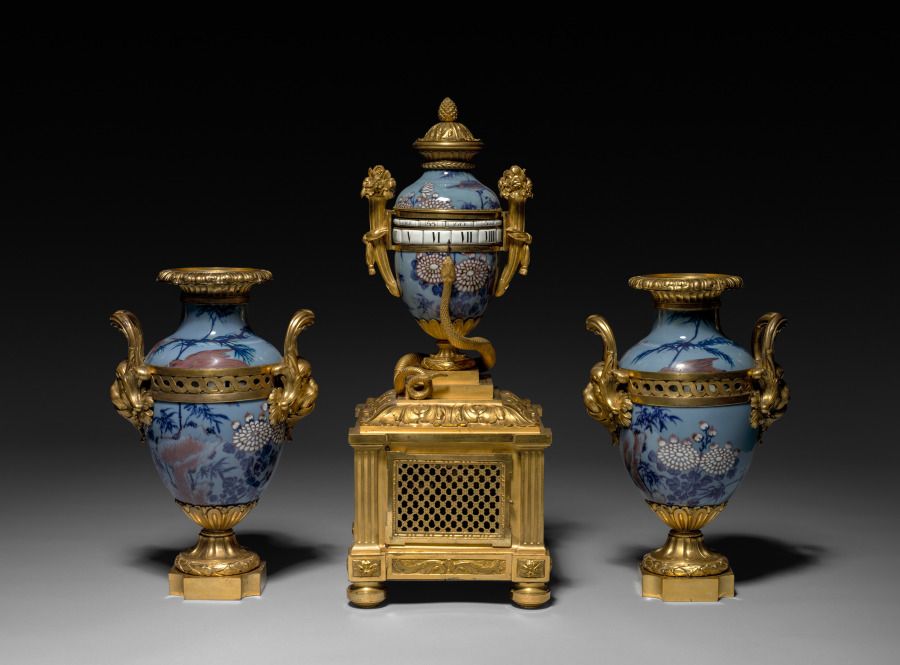 Commode en bronze et porcelaine, Louis XV