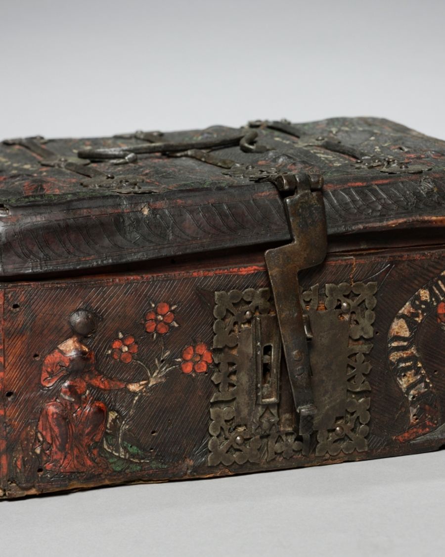 Coffret en fonte et cuir, Moyen Âge