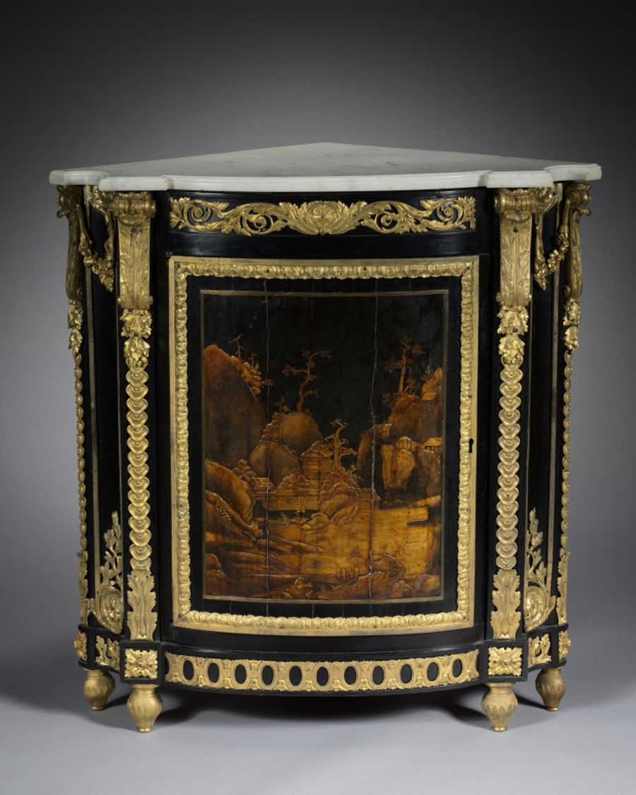 Cabinet en ébène et placage, Transition