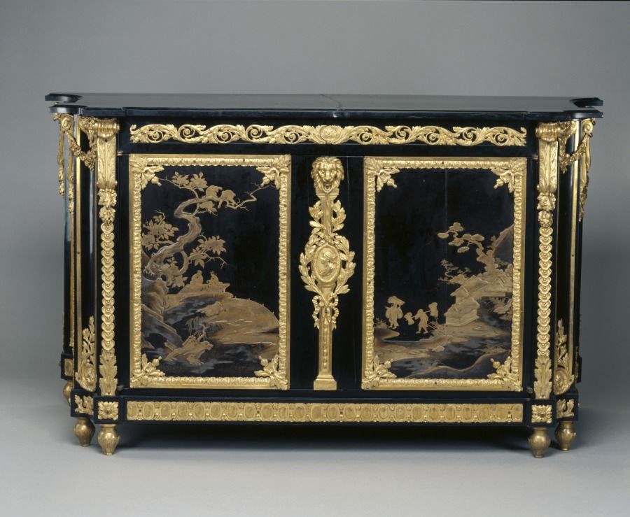 Commode en ébène et placage, Transition