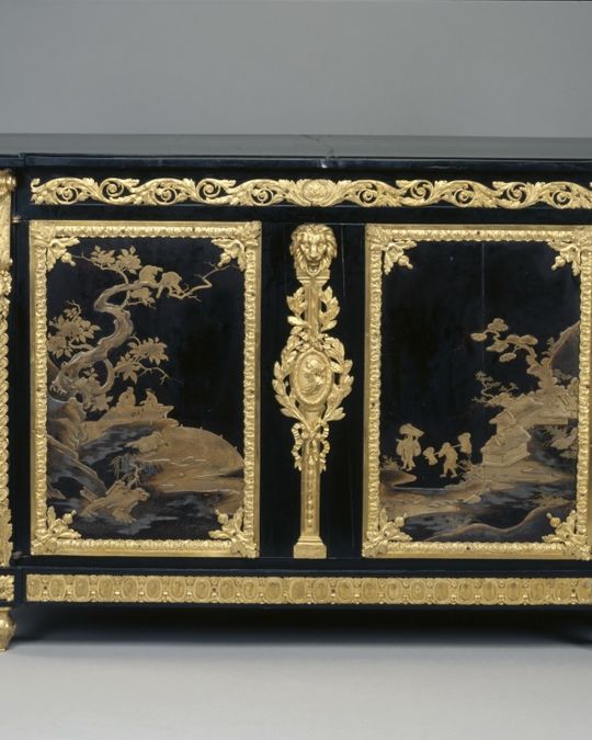 Commode en ébène et placage, Transition