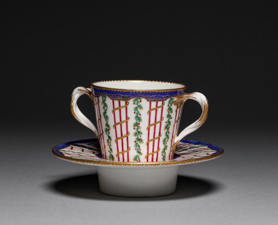 Tasse et sous-tasse en porcelaine, Transition