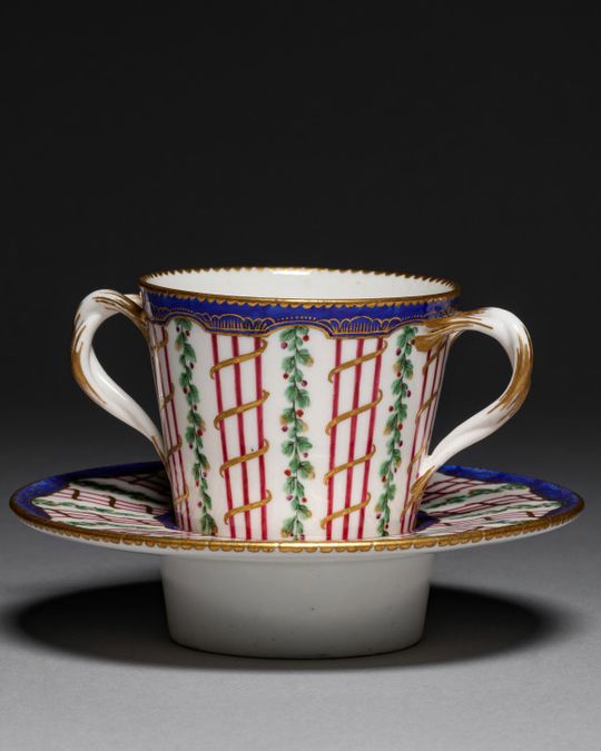 Tasse et sous-tasse en porcelaine, Transition