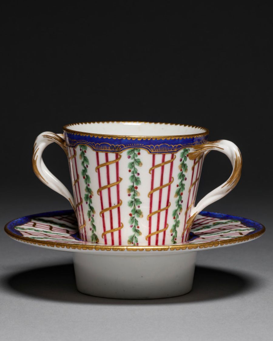 Tasse et sous-tasse en porcelaine, Transition