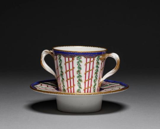 Tasse et sous-tasse en porcelaine, Transition