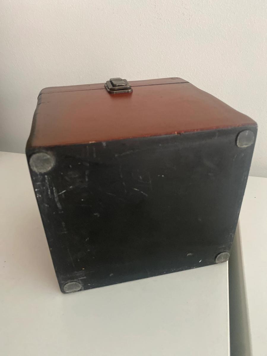 Holzkoffer mit schwarzem Rand, Foto 2