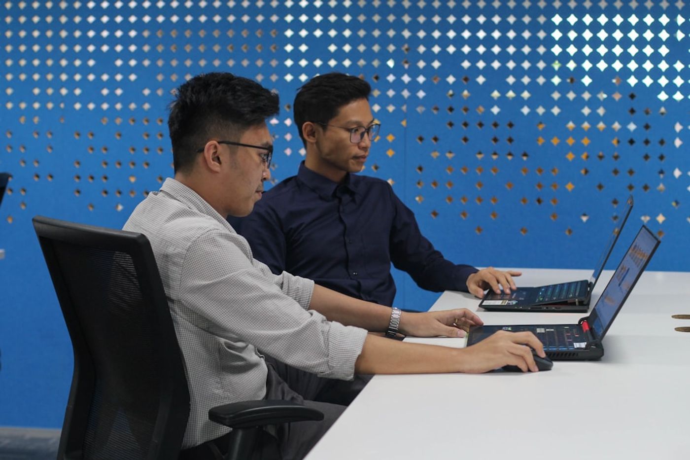 Team reviewing an analytics dashboard with traffic and lead trends
