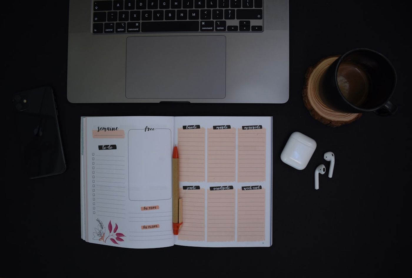 Simple weekly calendar planning board for social engagement