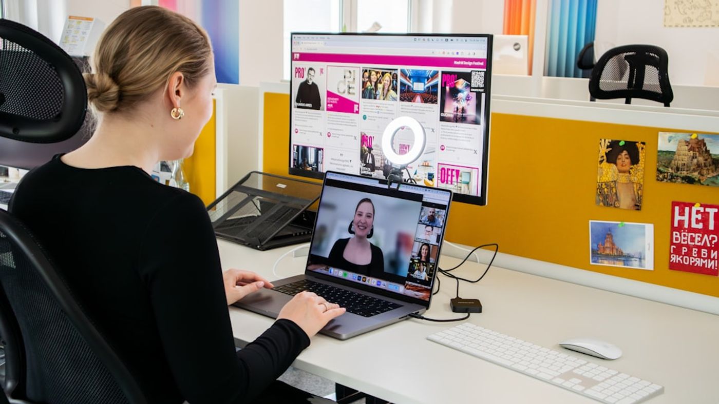 social media engagement in an online forum discussion