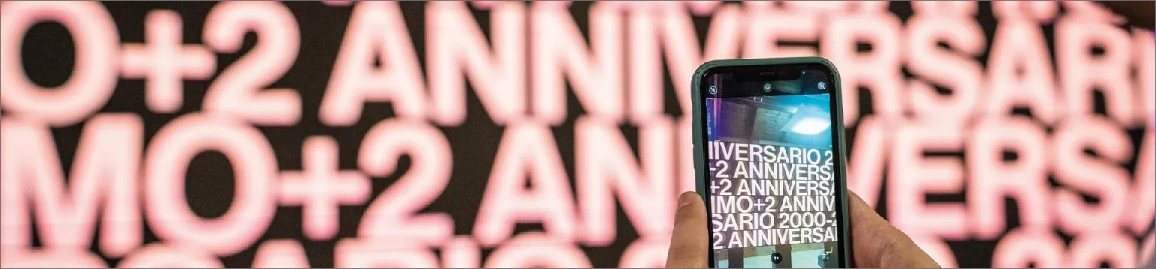 una persona con in mano un telefono che sta scattando una foto