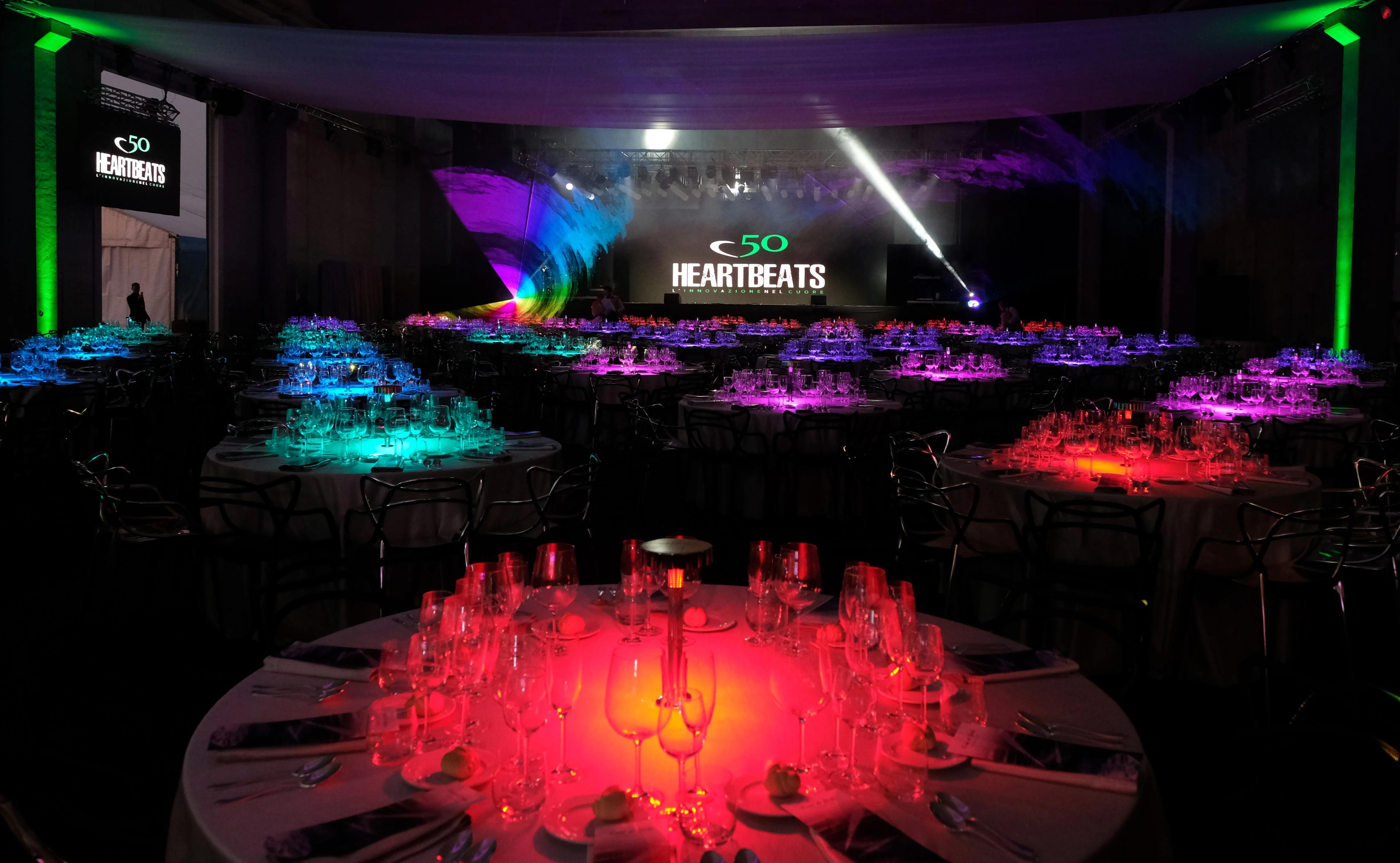 dinner show con luci colorate