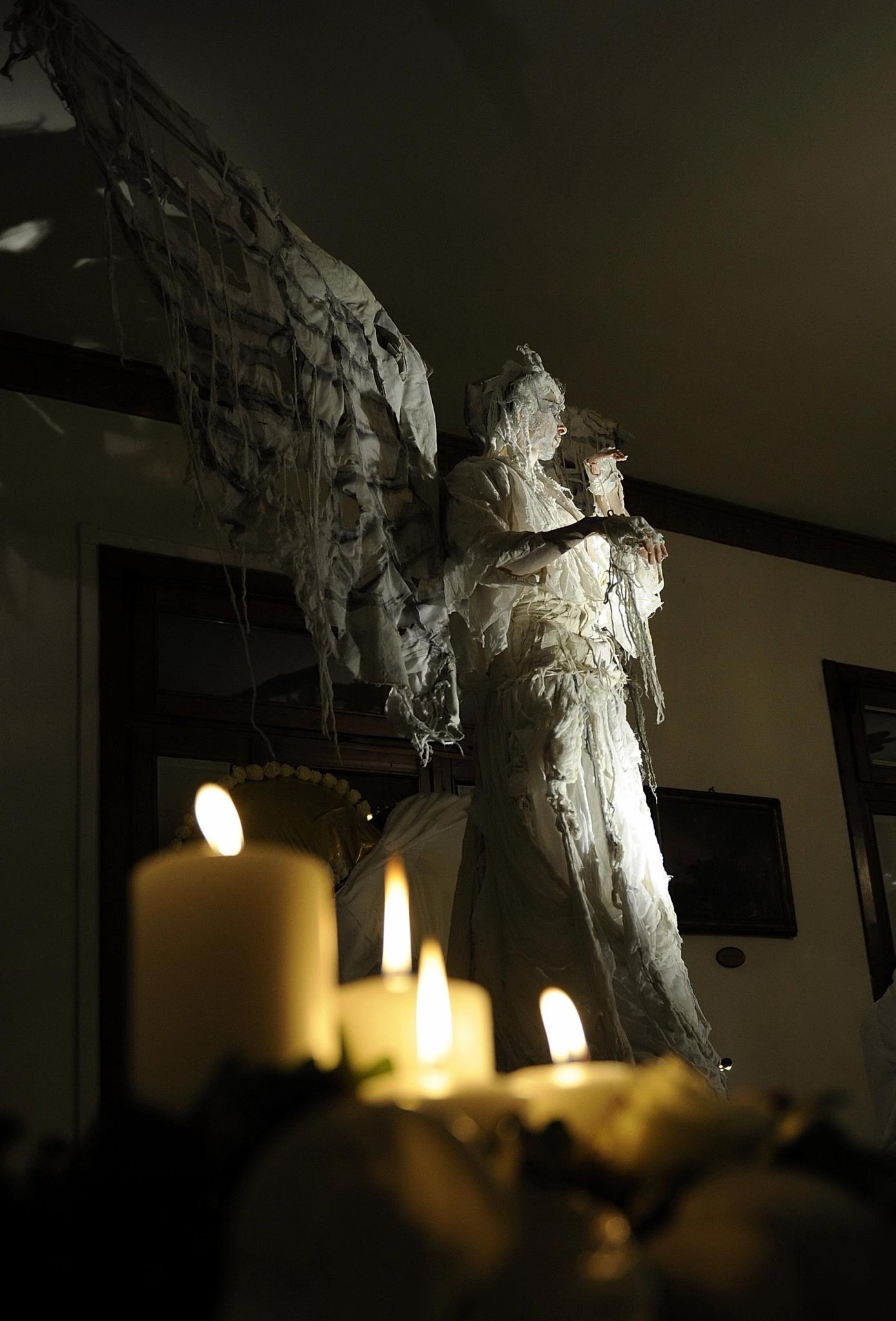 statua con delle candele in primo piano