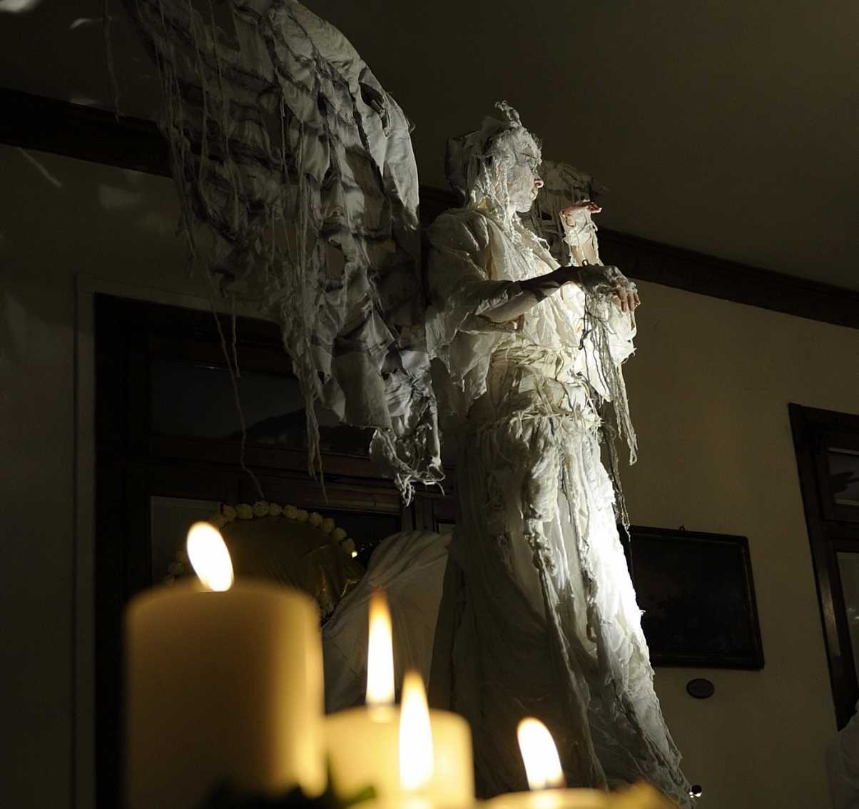 statua con delle candele in primo piano