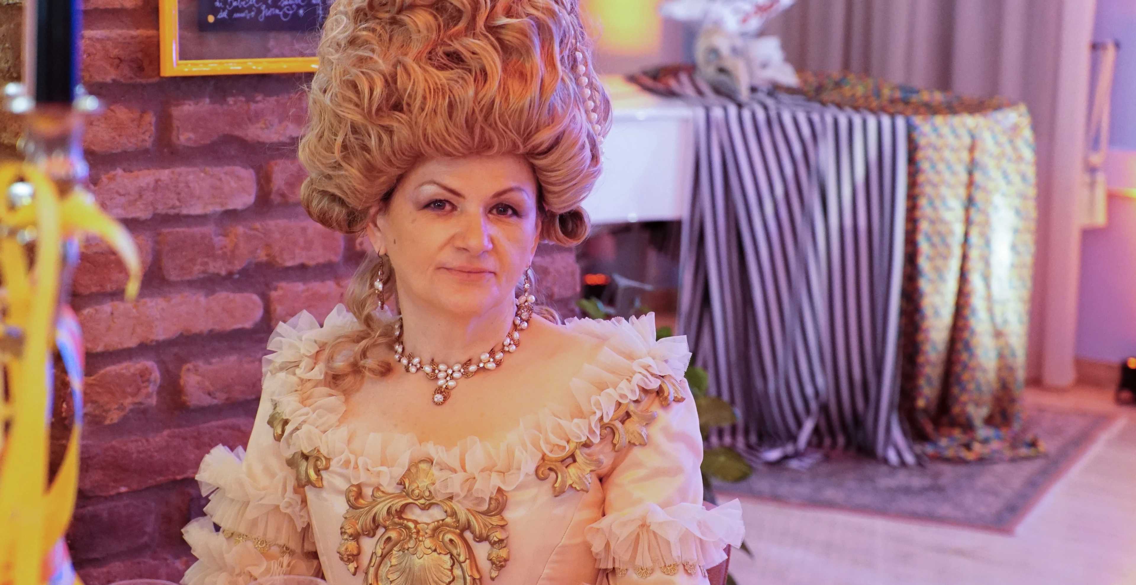 donna vestita da carnevale