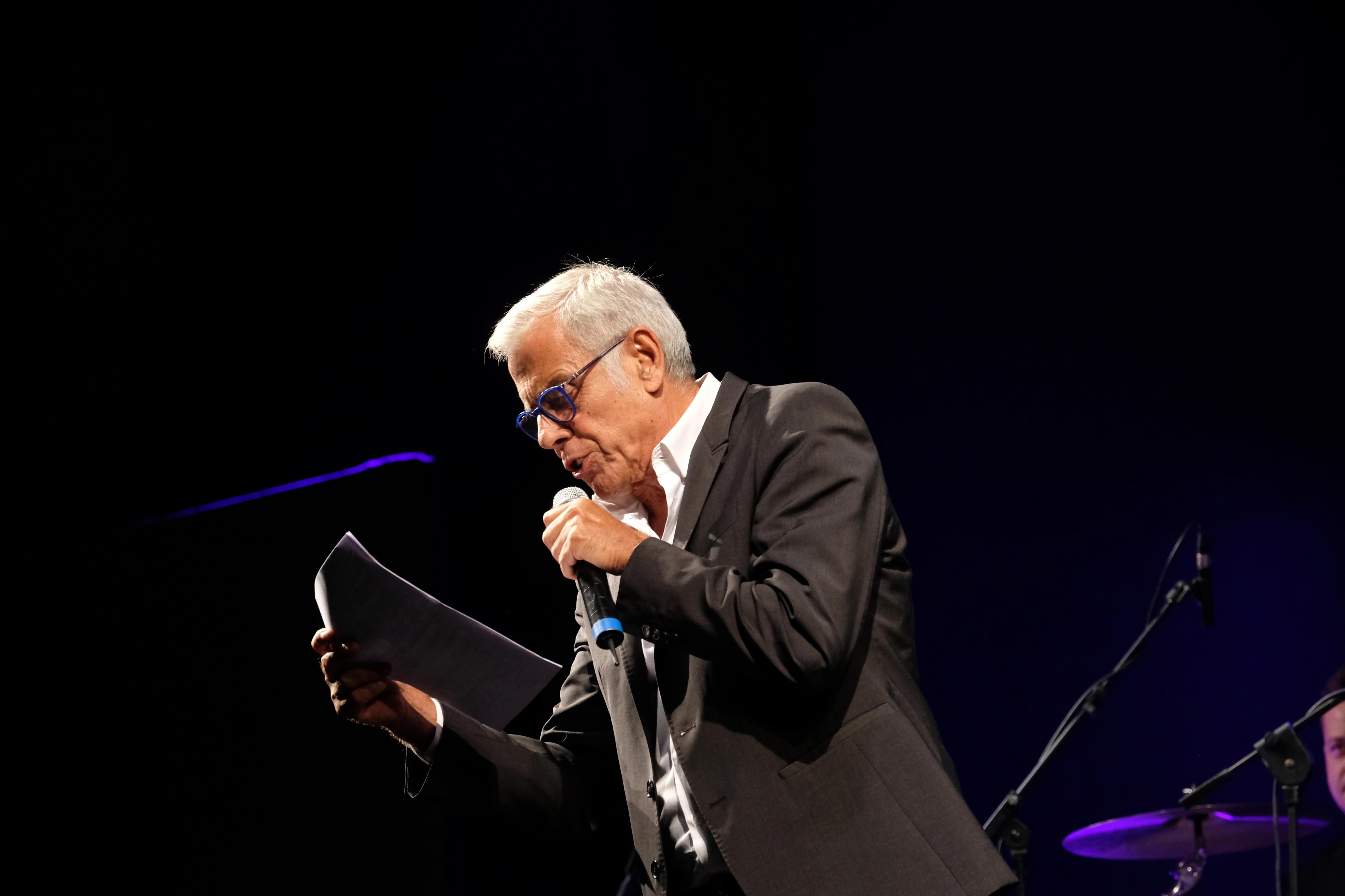 teo teocoli che presenta l'evento