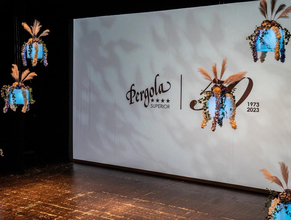 un palco con un grande schermo