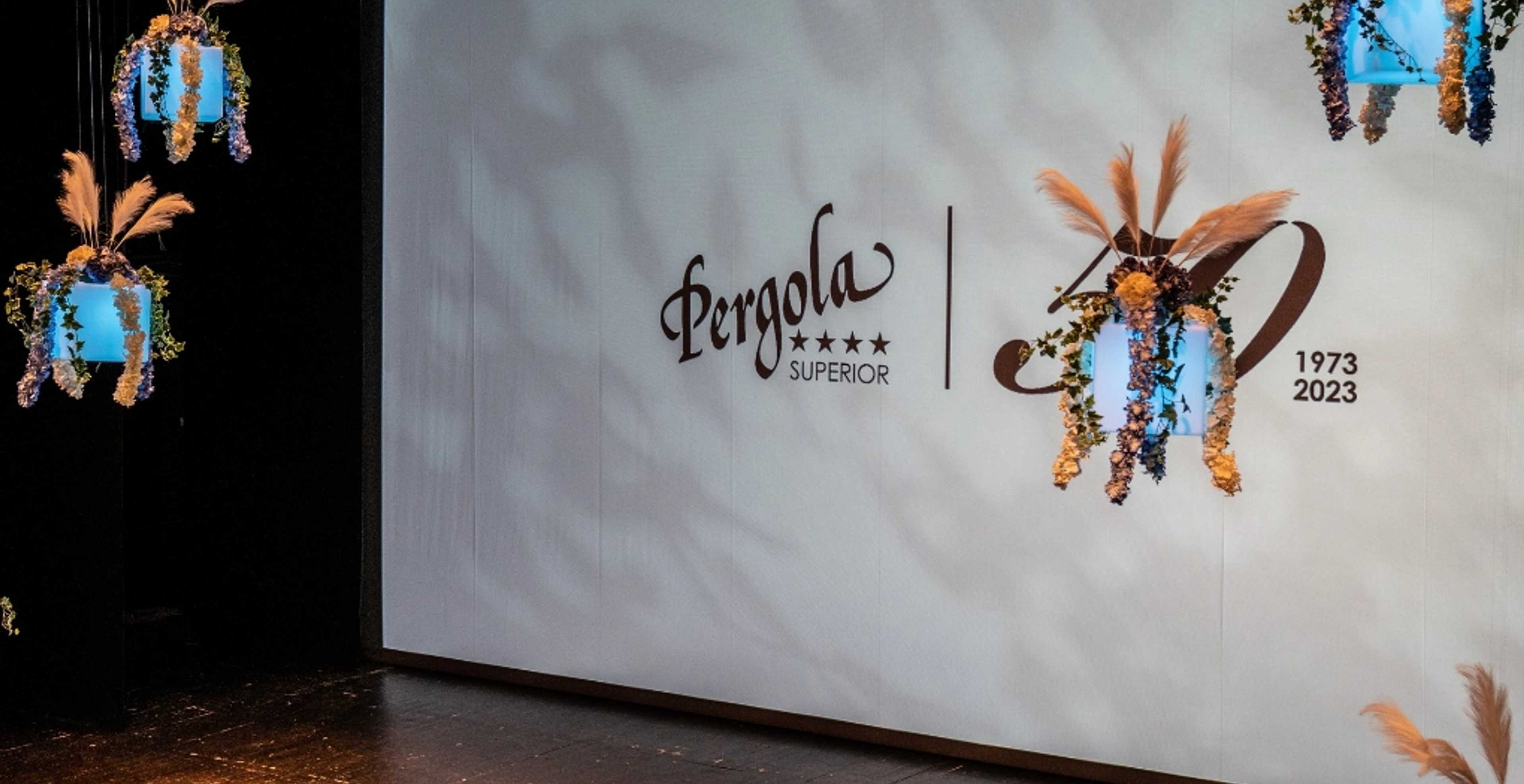 un palco con un grande schermo