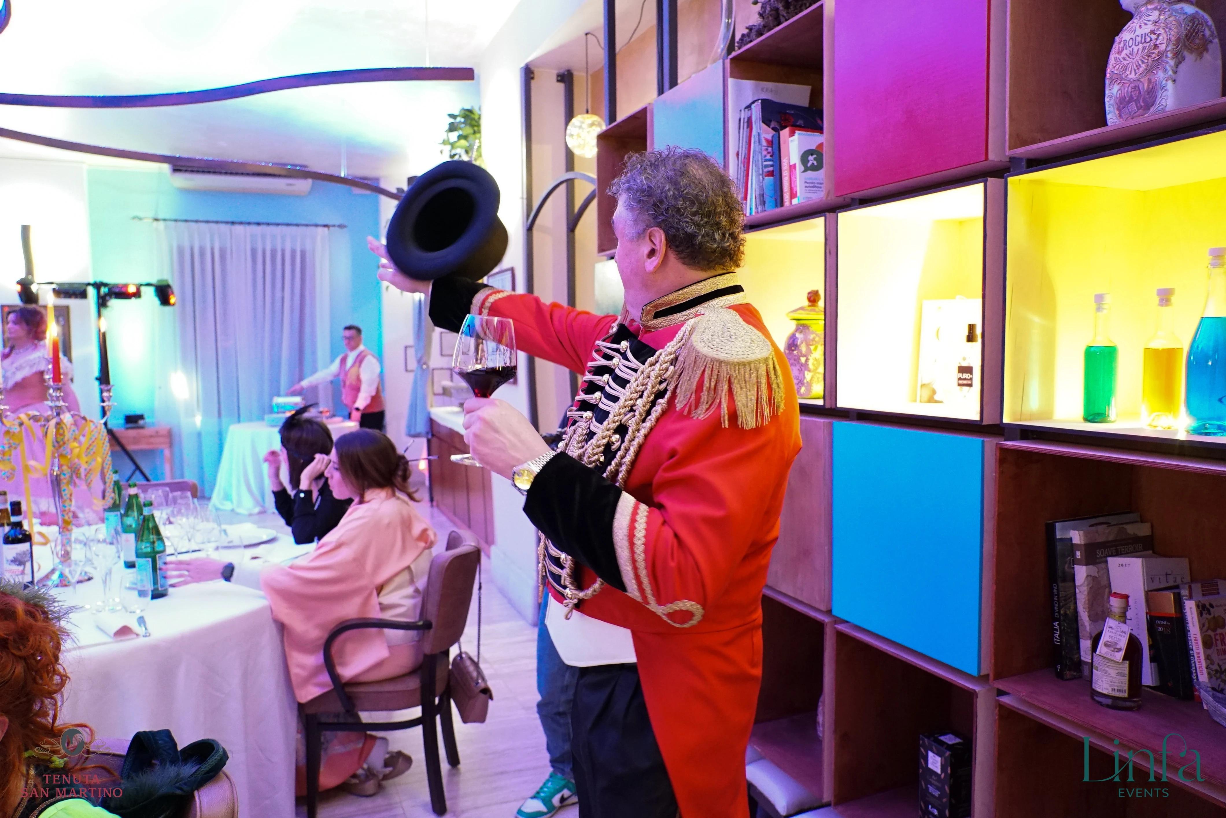 uomo vestito in maschera