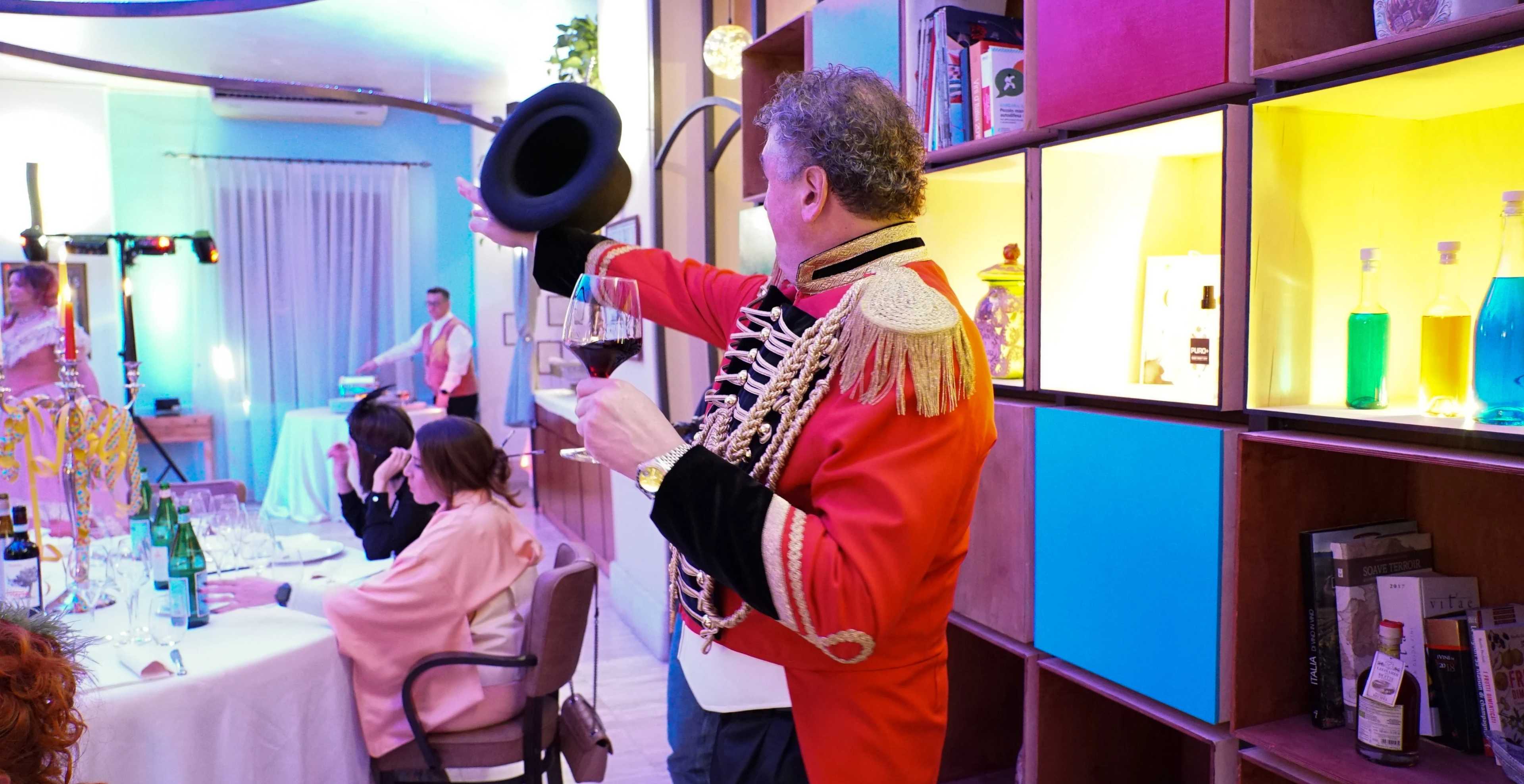 uomo vestito in maschera