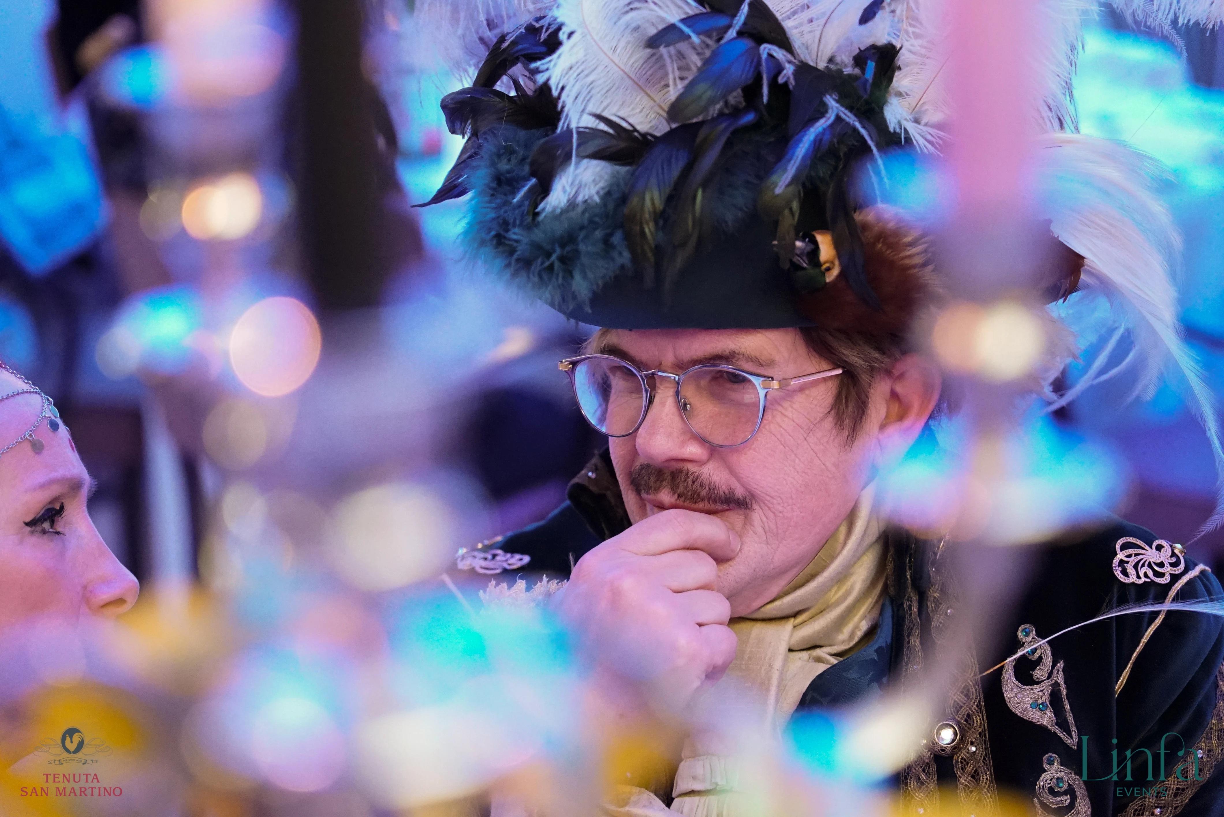 uomo vestito da carnevale