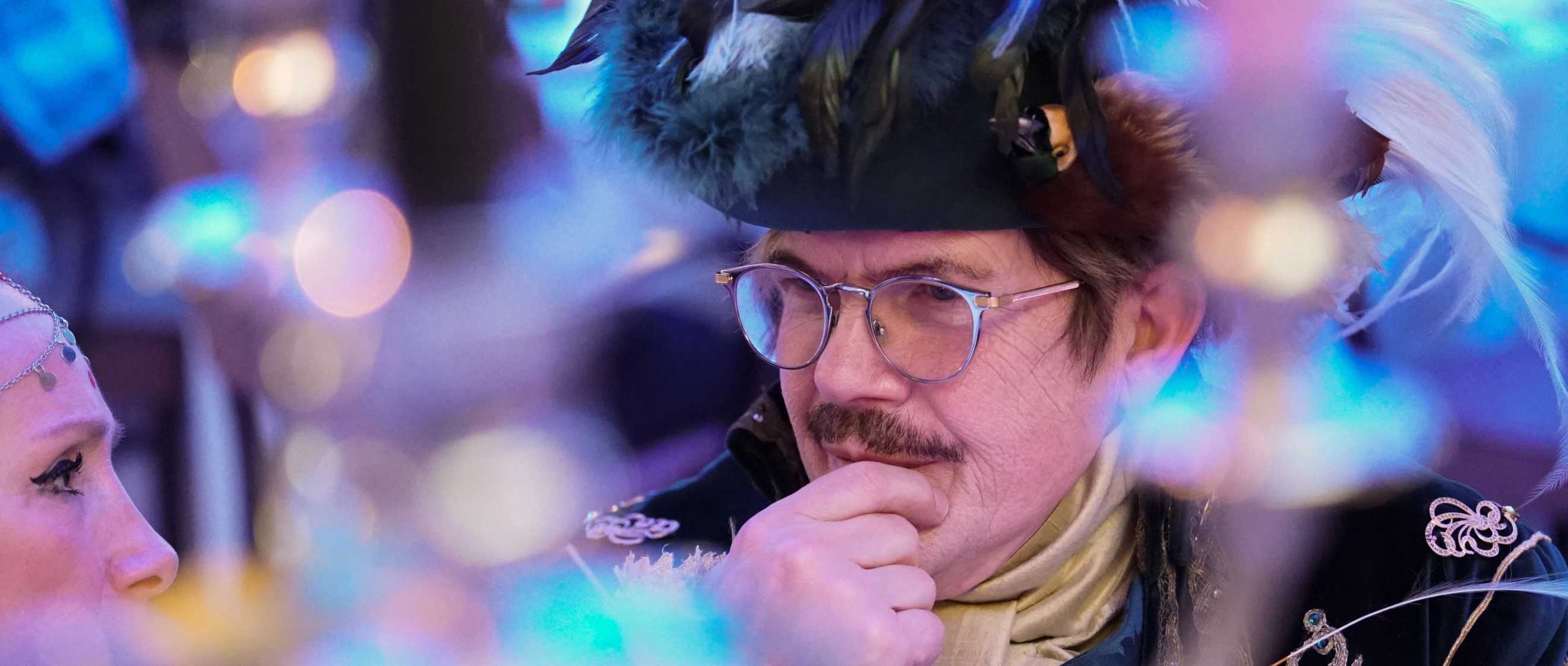 uomo vestito da carnevale