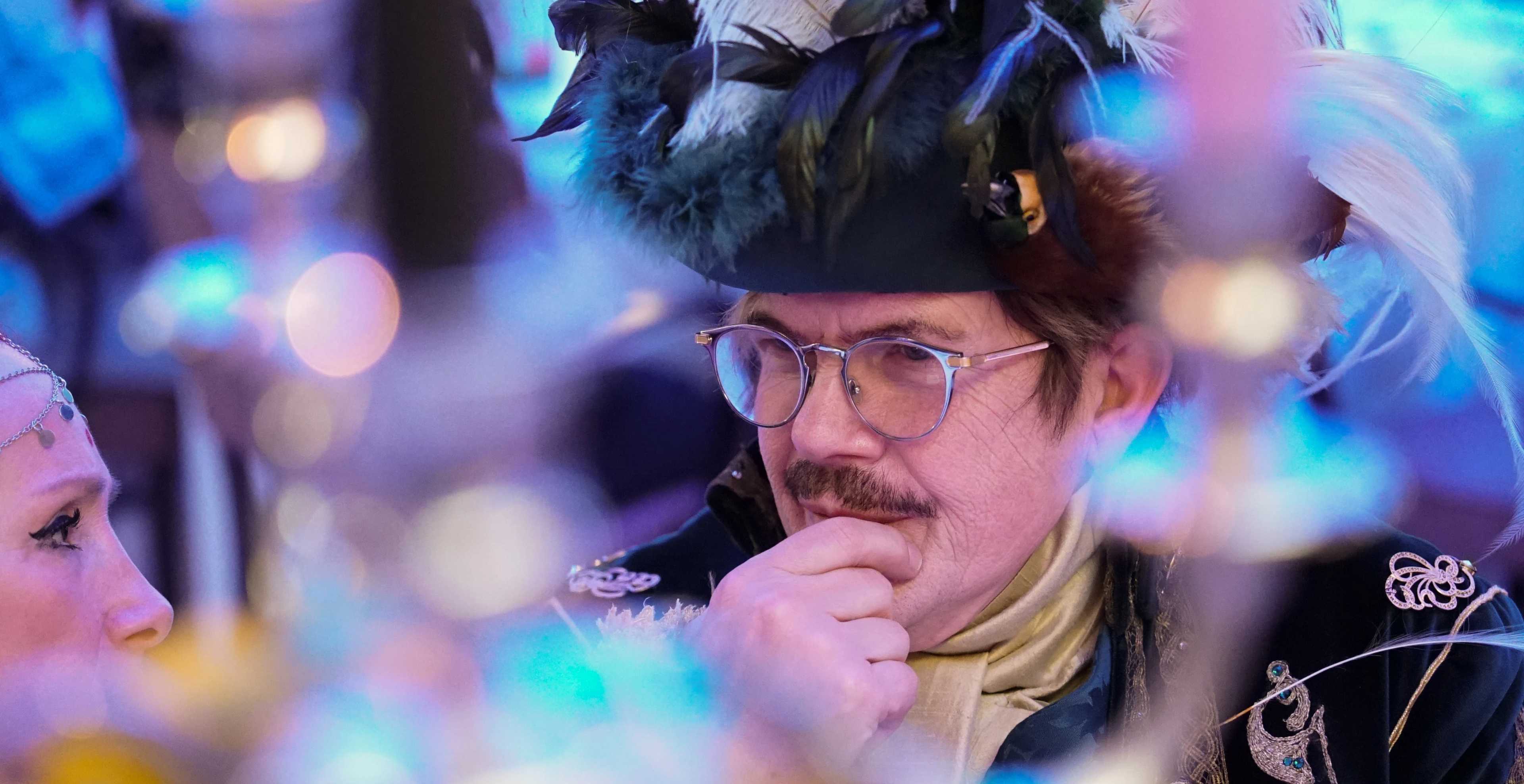 uomo vestito da carnevale