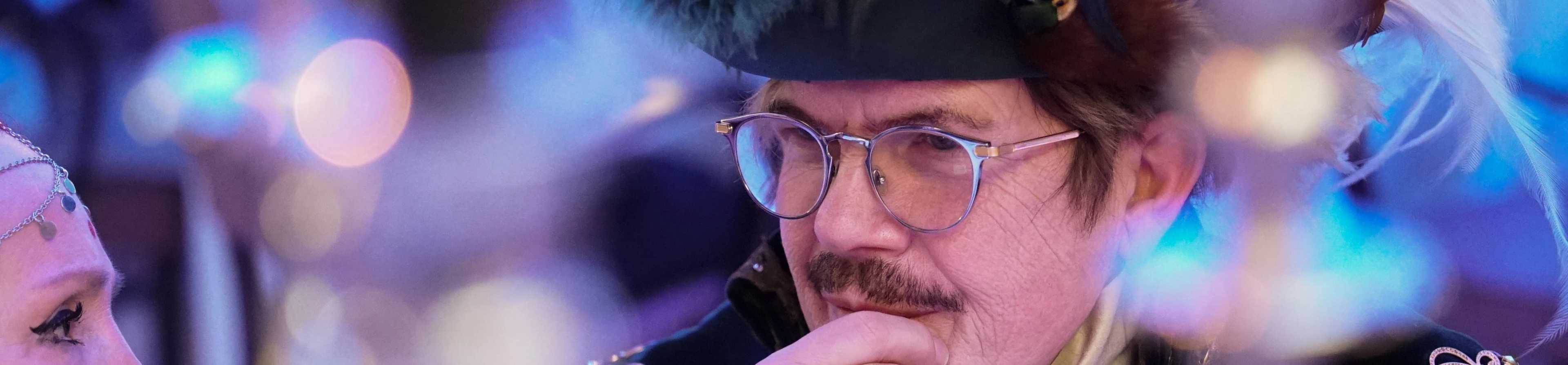 uomo vestito da carnevale