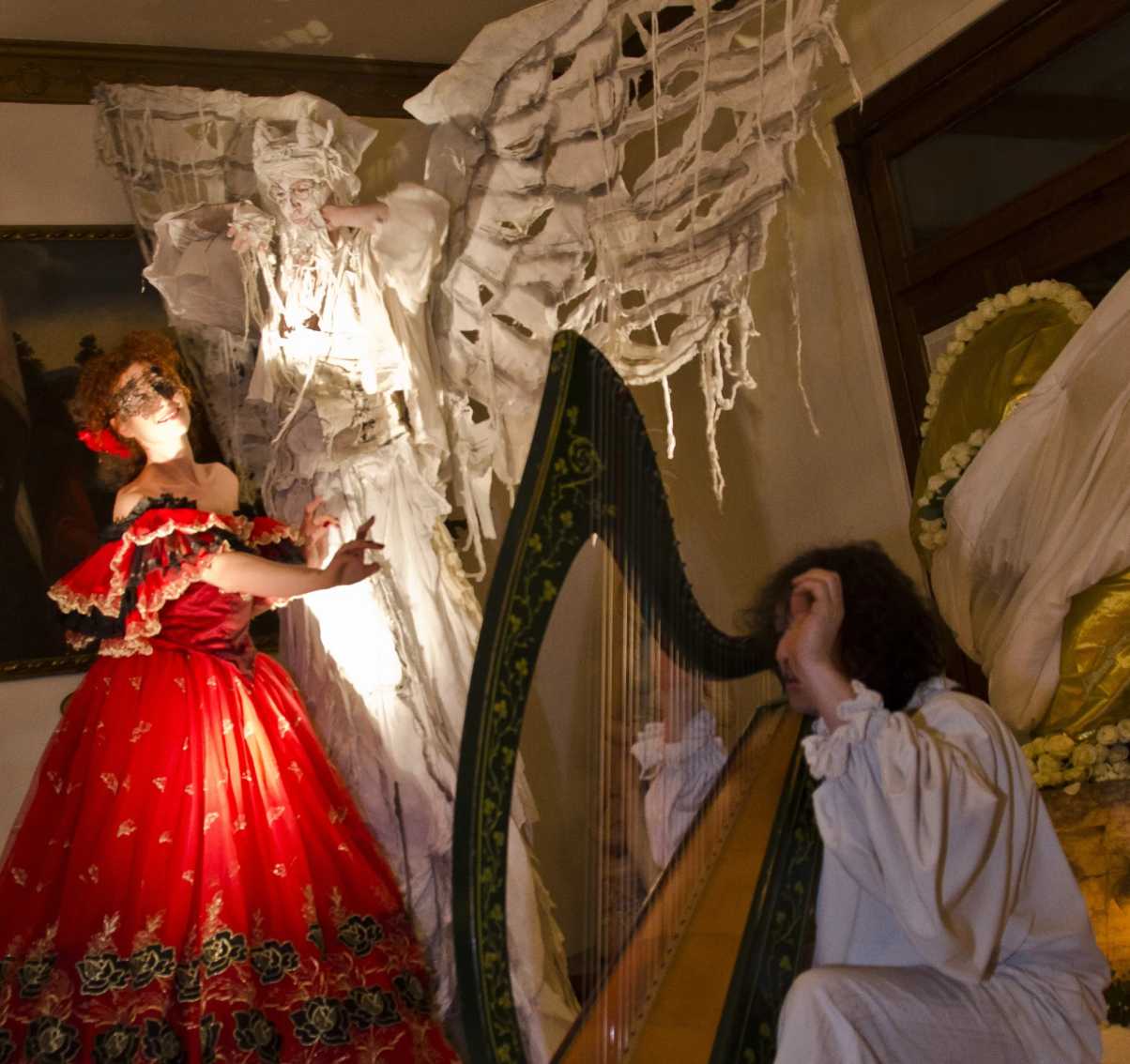 suonatore d'arpa con donna vestita di rosso