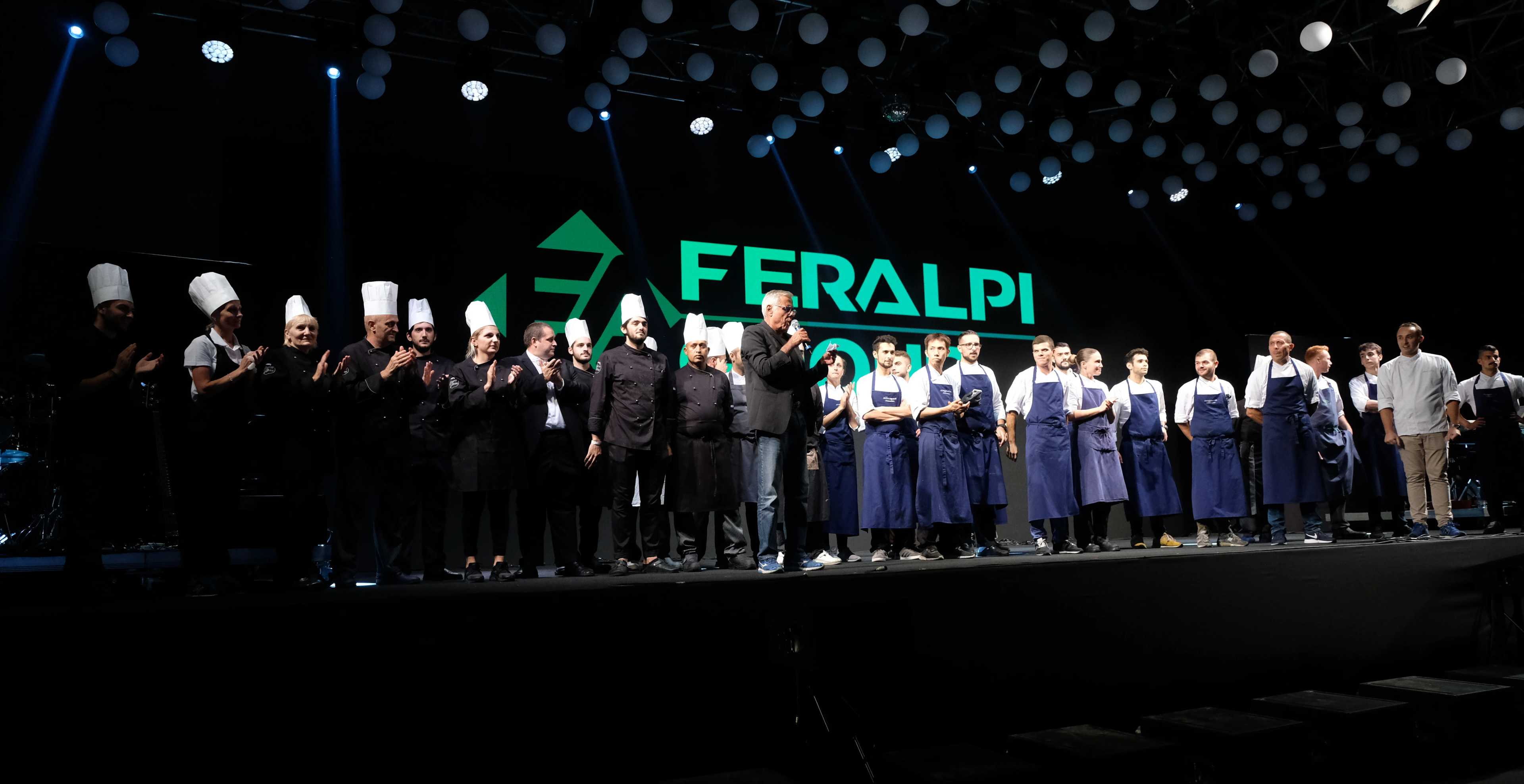 persone sul palco con scritta feralpi sullo sfondo