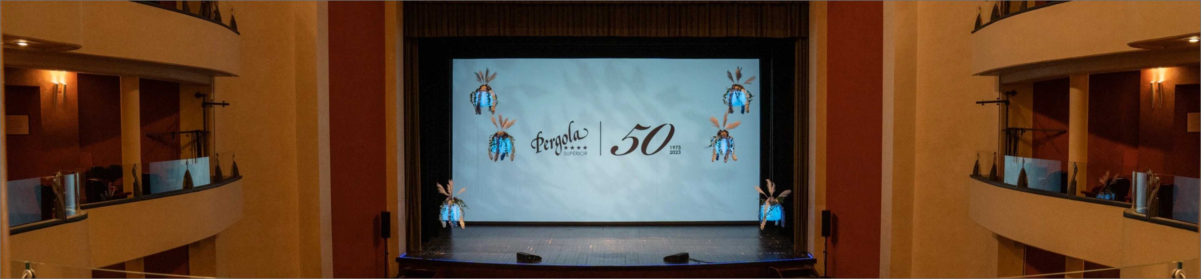 una grande schermo acceso su un palco