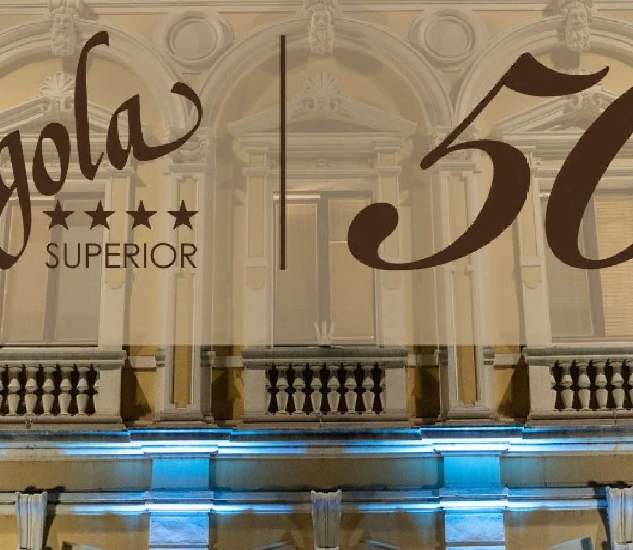 un palazzo e un logo in sovrapposizione