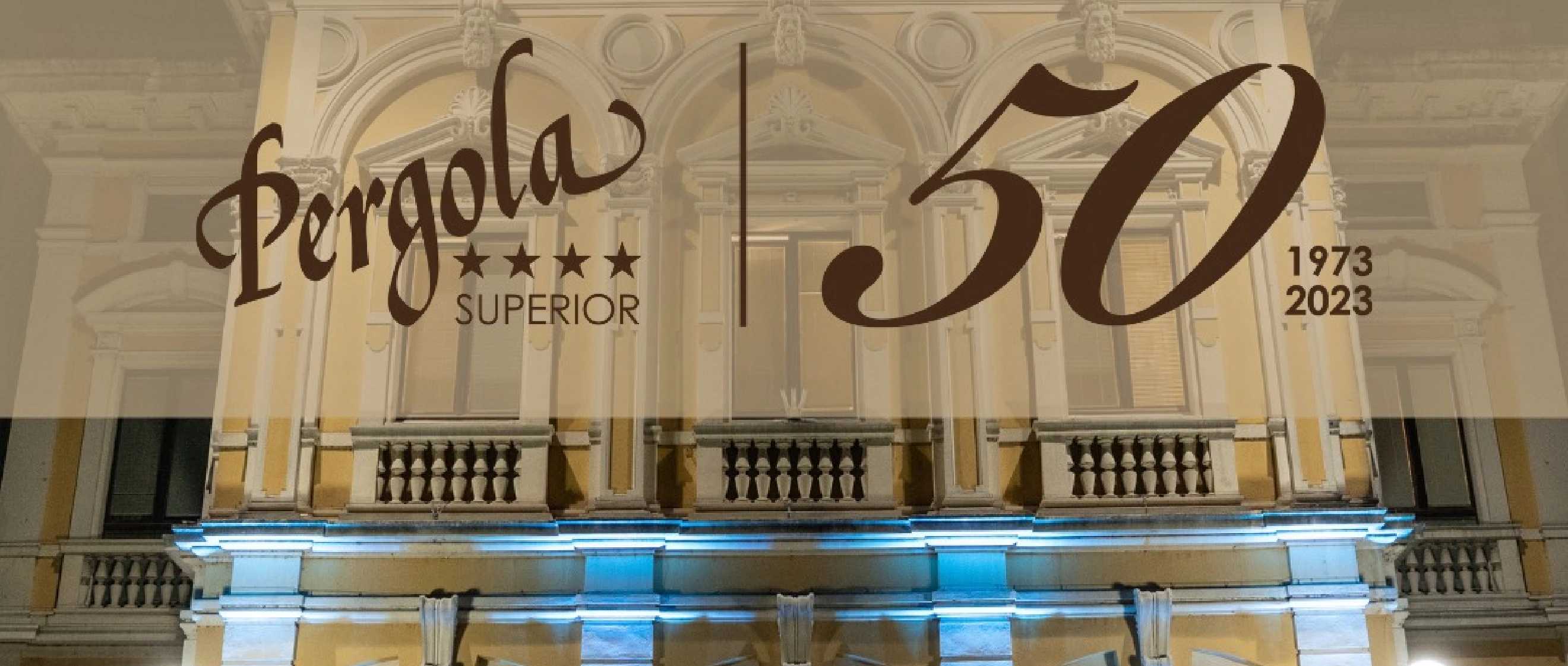 un palazzo e un logo in sovrapposizione