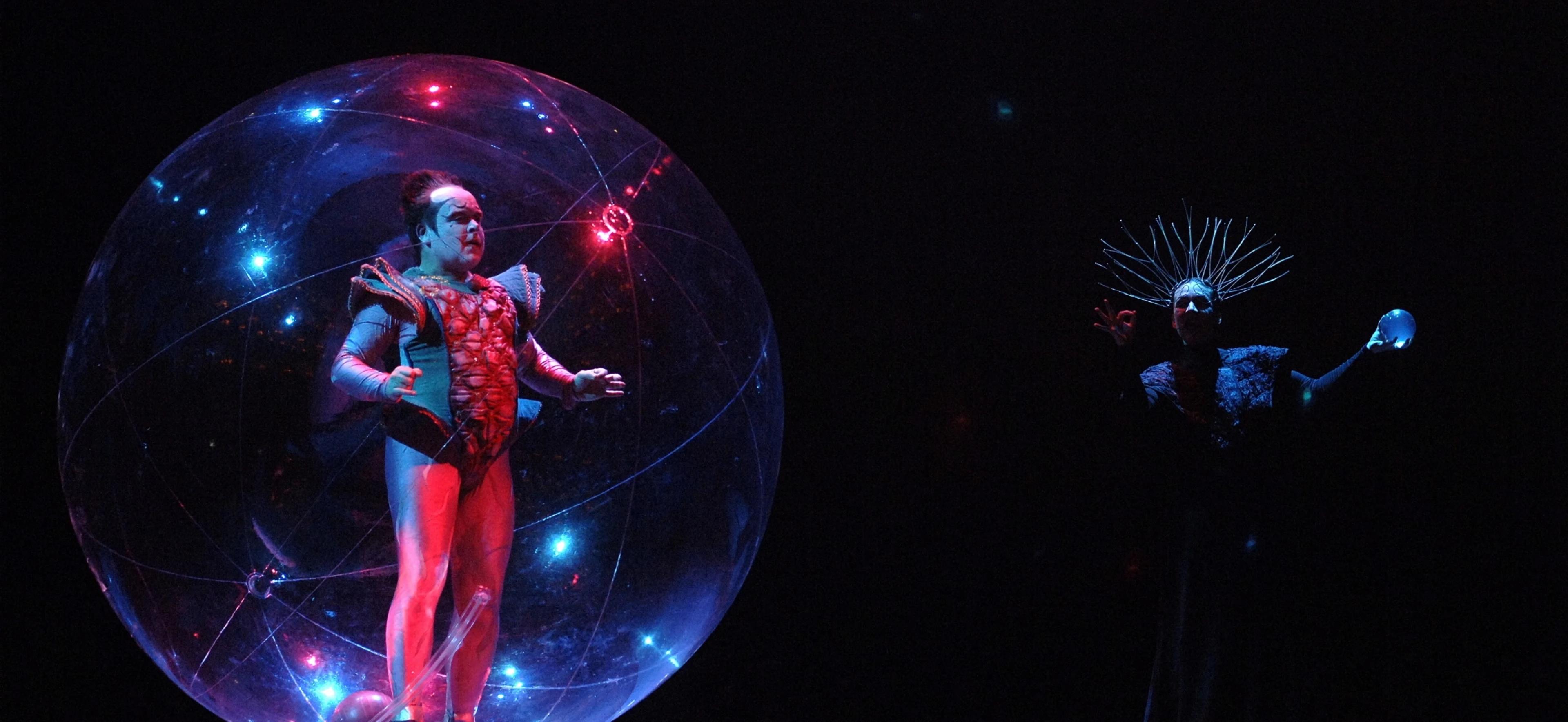 una persona con un costume che si trova all'interno di una bolla trasparente