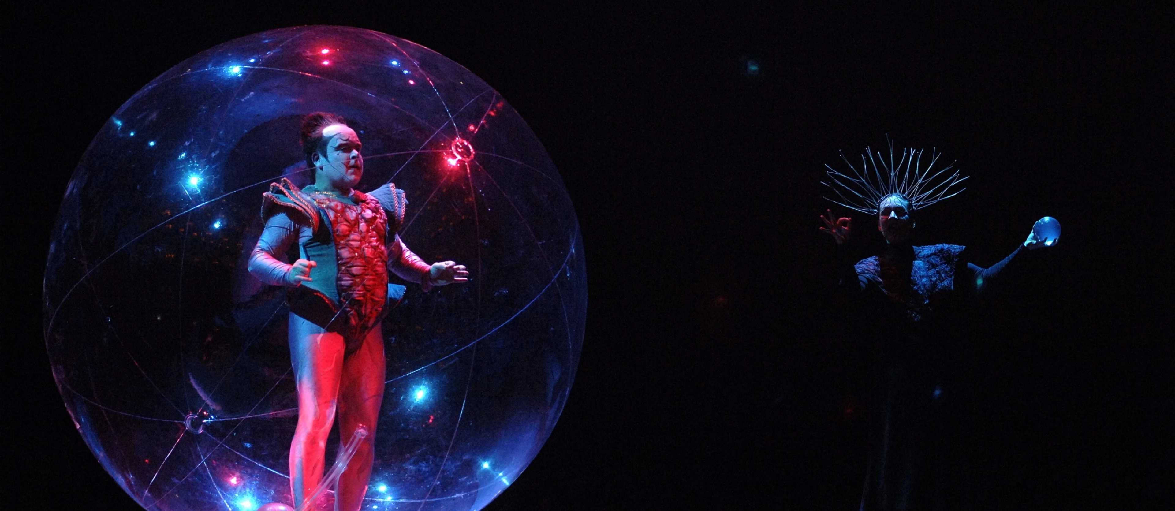 una persona con un costume che si trova all'interno di una bolla trasparente