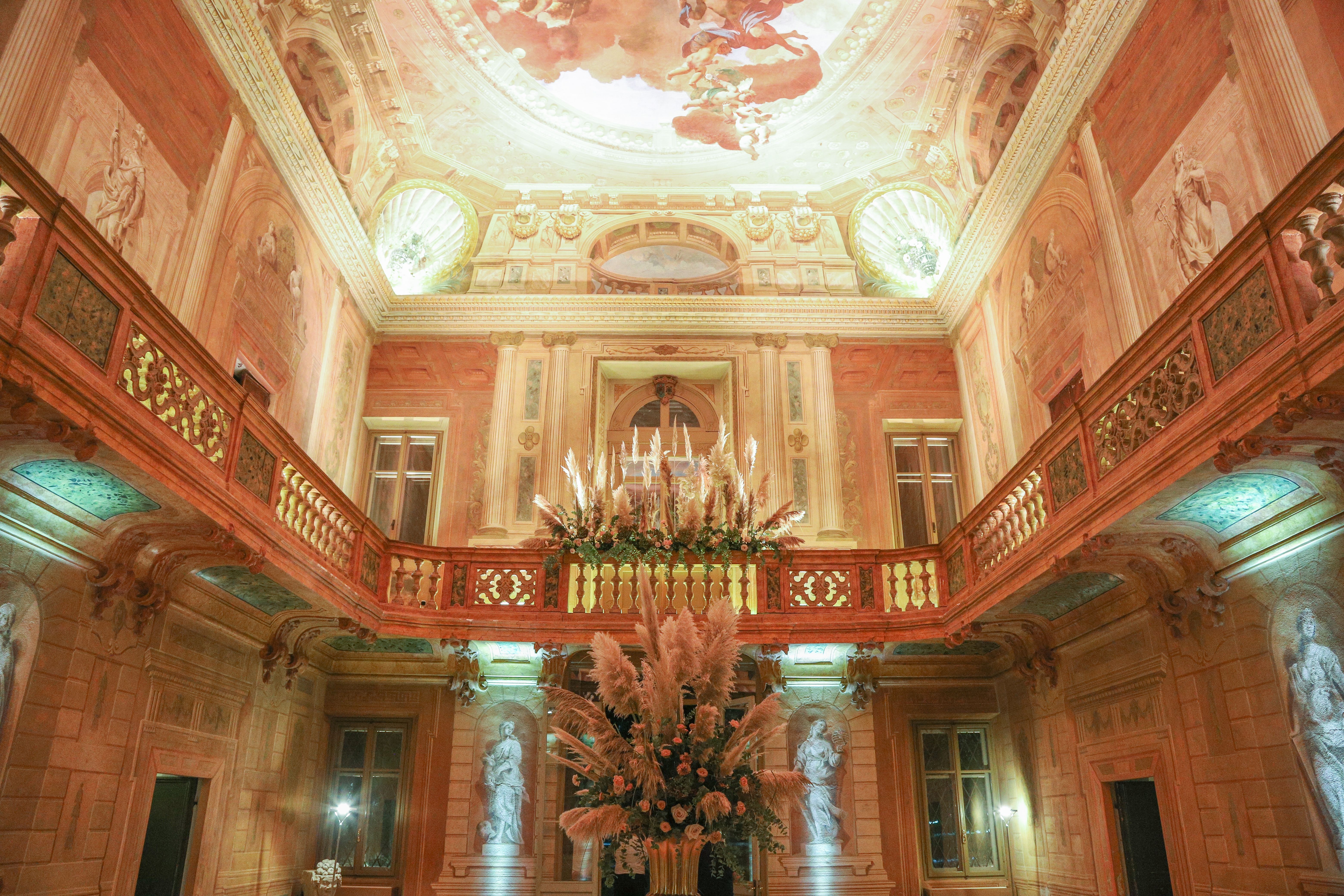 una stanza con alcuni affreschi