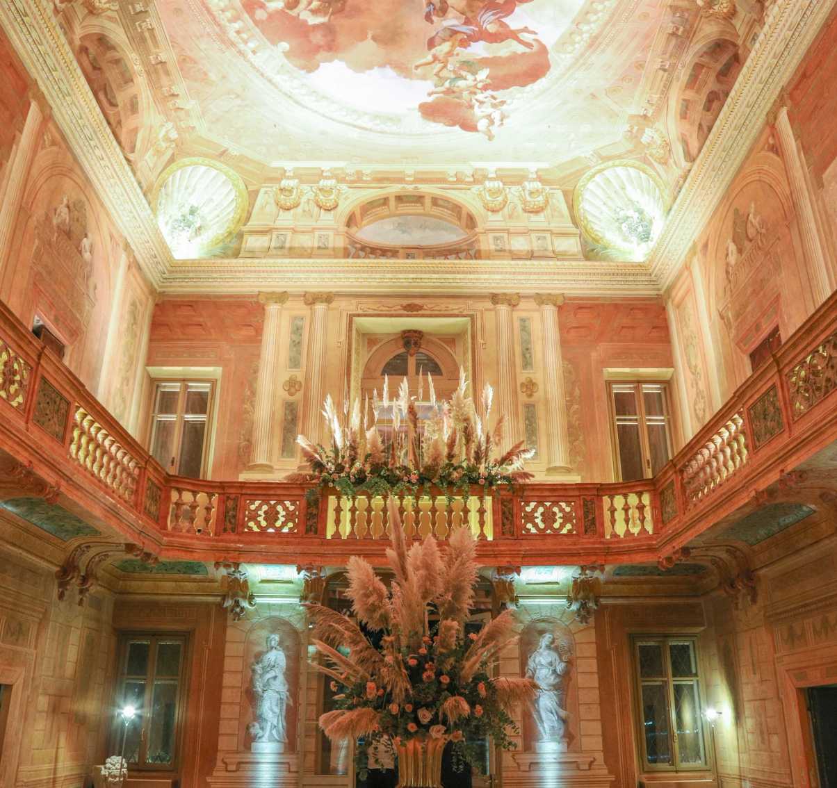 una stanza con alcuni affreschi