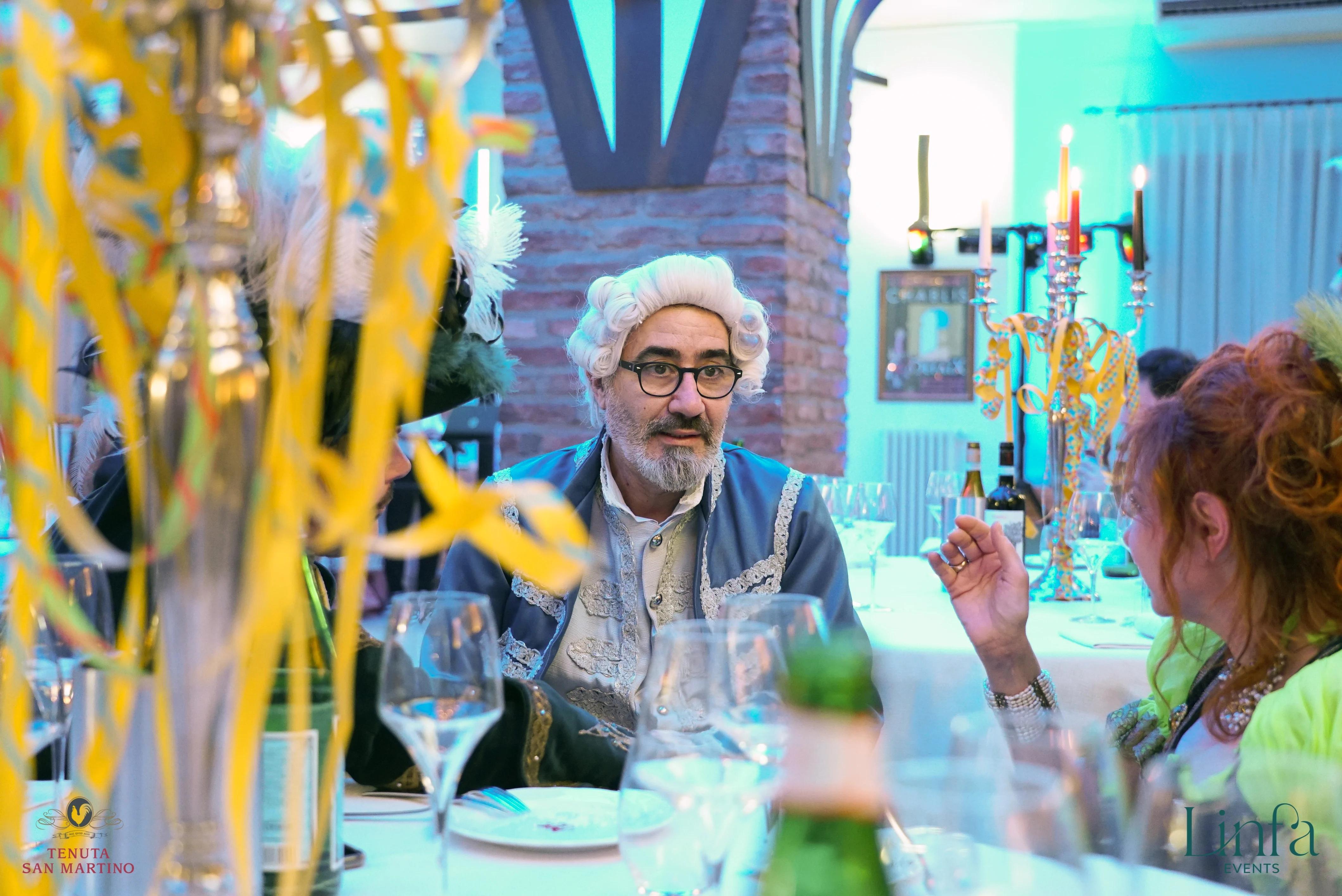 persone a tavola vestite da carnevale