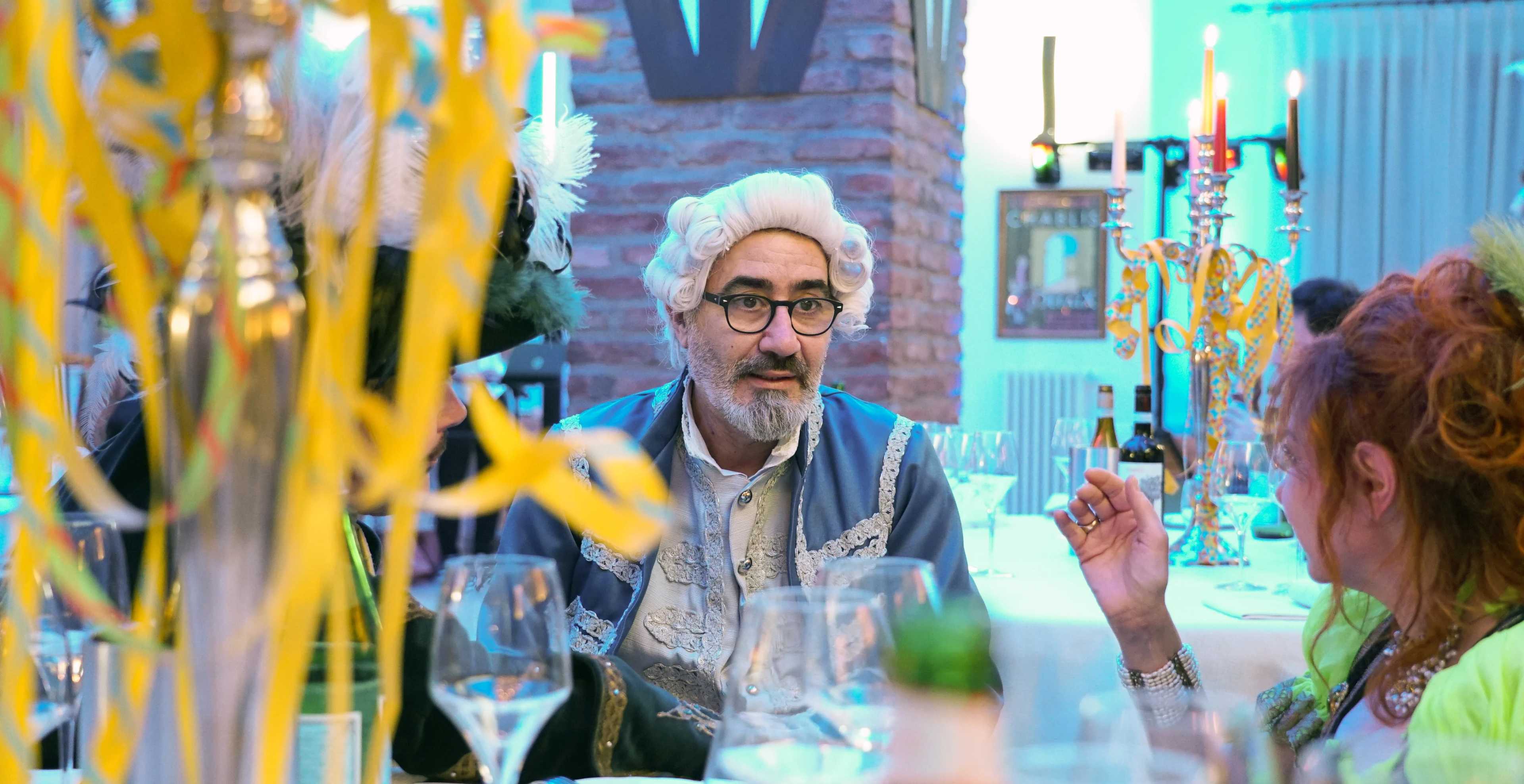 persone a tavola vestite da carnevale