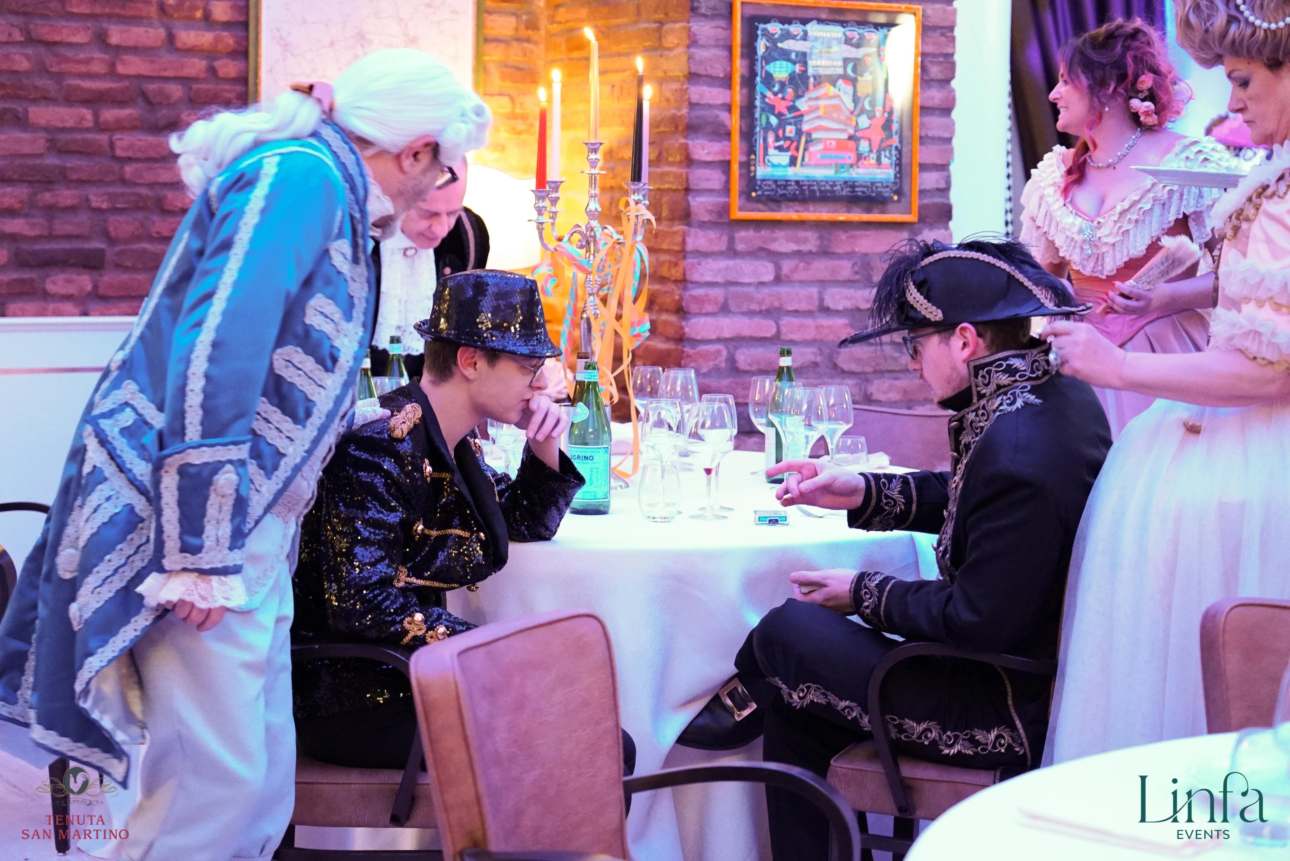 persone che socializzano vestite da carnevale 