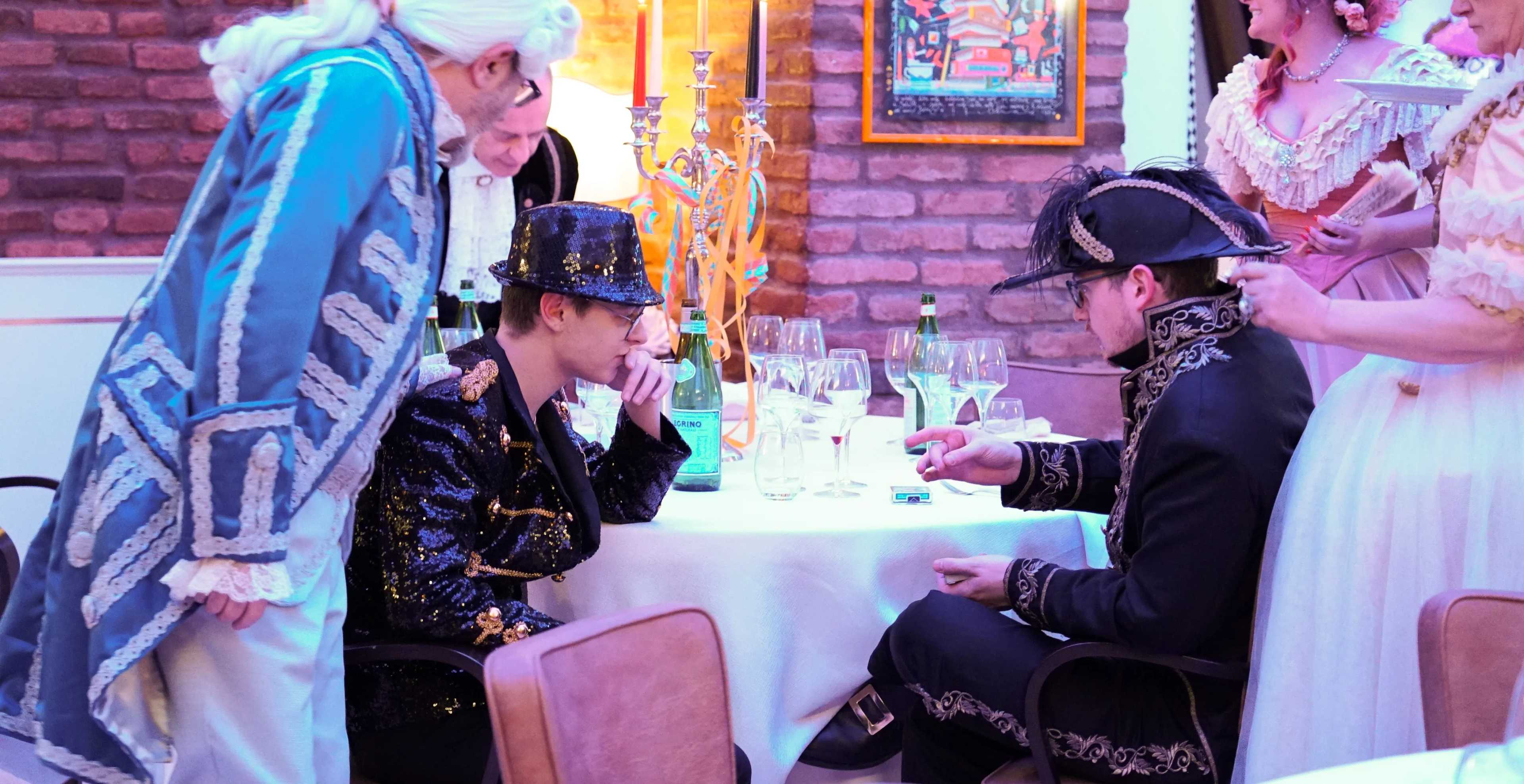 persone che socializzano vestite da carnevale