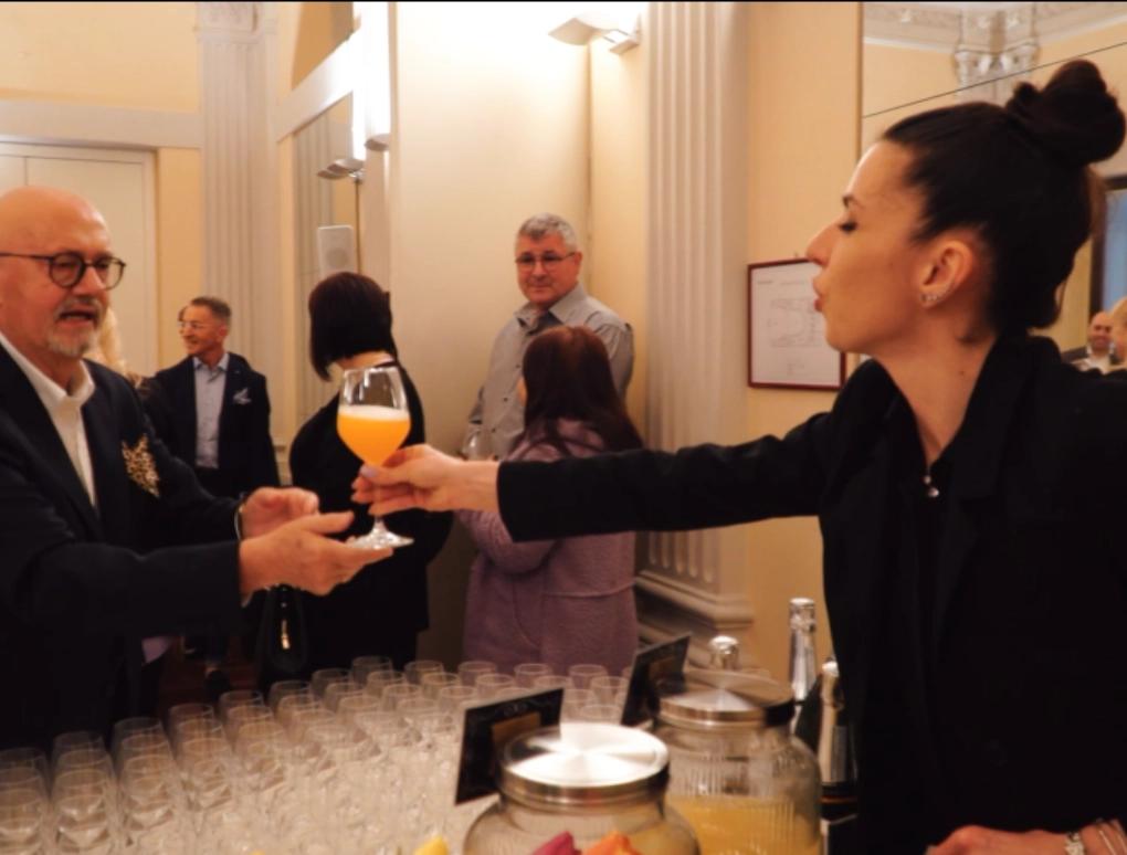 una persona con un calice pieno in mano