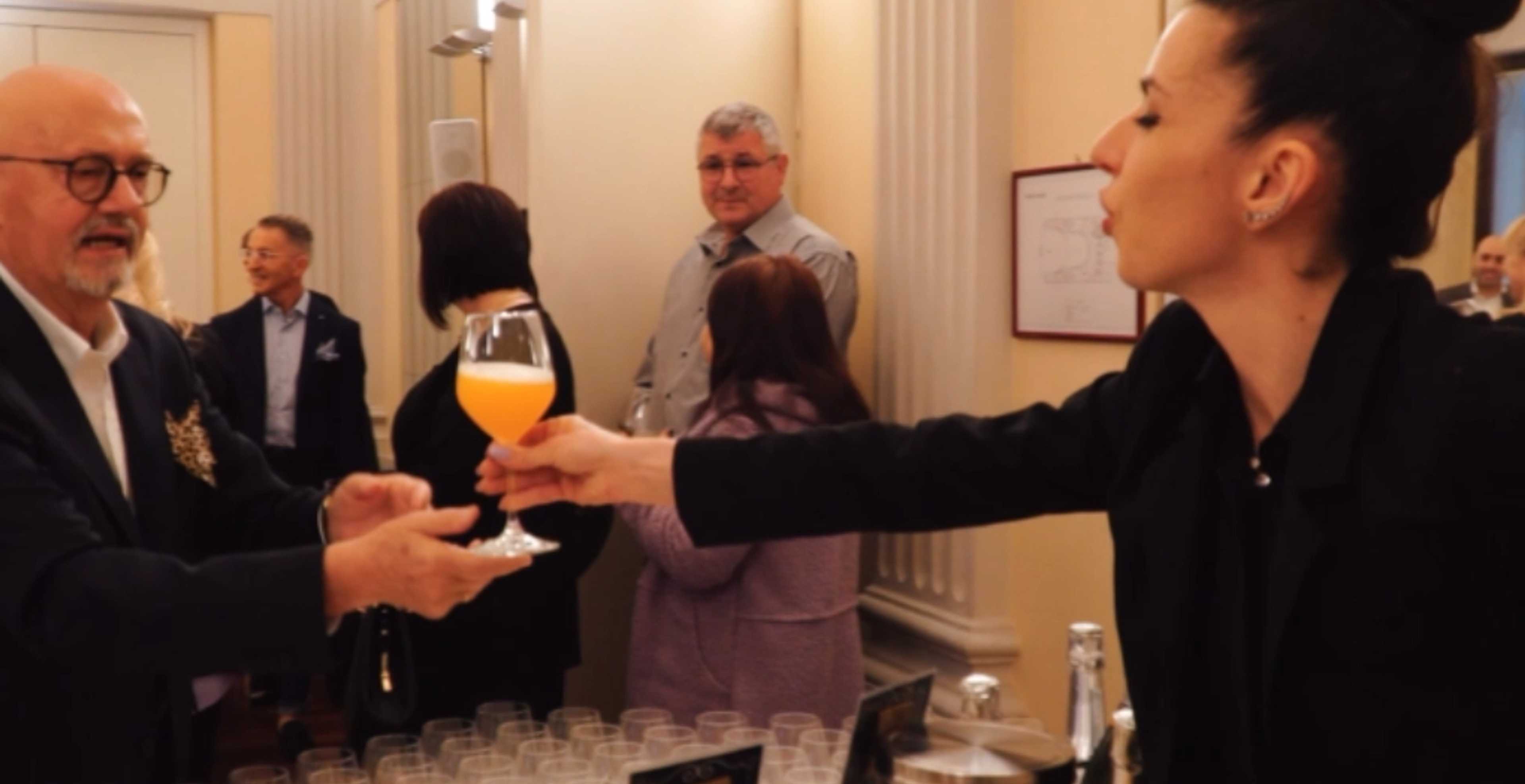 una persona con un calice pieno in mano