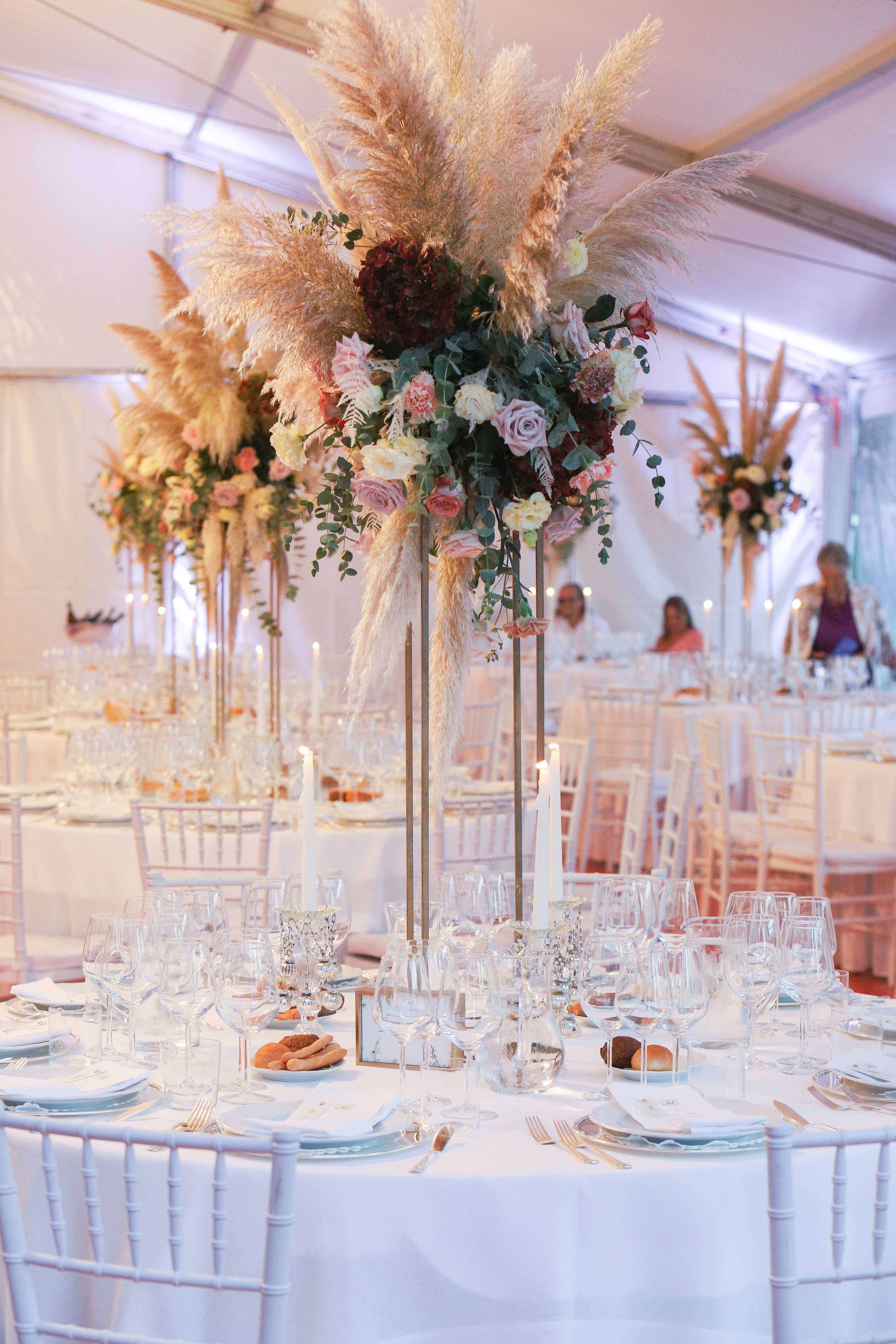 fiori su un tavolo bianco