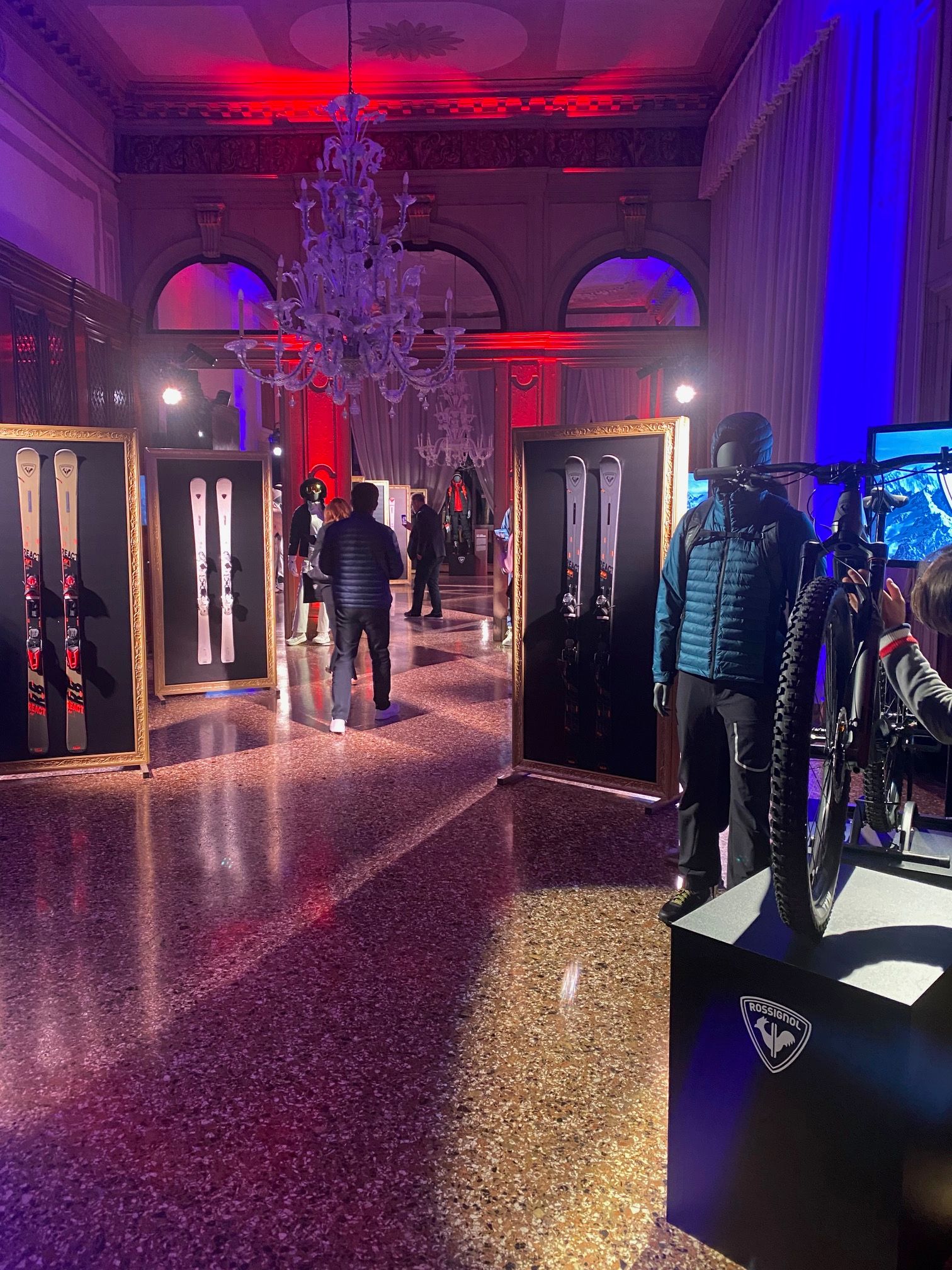 mostra di sci e bici rossignol in una sala di un palazzo veneziano
